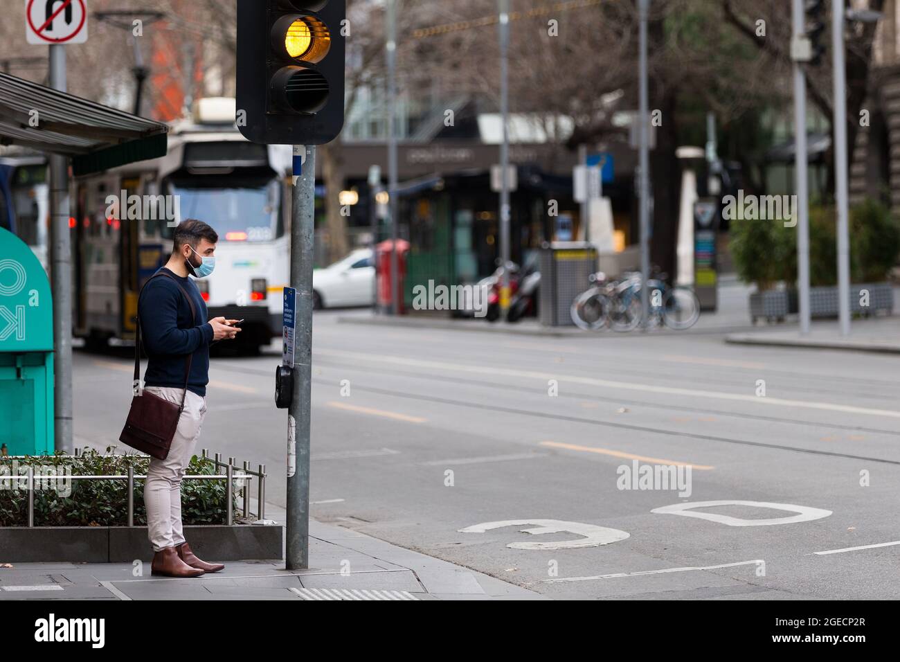 Melbourne, Australien, 3. August 2020. Während der COVID-19 in Melbourne, Australien, wird ein Mann mit Gesichtsmask an den Ampeln der Swanston Street erwartet. Während Melbourne seinen ersten Tag der Beschränkungen der Stufe 4 erlebt, sowie eine Ausgangssperre von 20:00 bis 5:00 Uhr, kündigte Premier Daniel Andrews heute den Plan für die Stilllegung für alle außer den wichtigsten Unternehmen für mindestens die nächsten 6 Wochen an. Victoria verzeichnete weitere 429 COVID-19-Fälle und 13 weitere Todesfälle, was die Gesamtzahl der aktiven Fälle in den Bundesstaaten auf 6,489 brachte. Kredit: Dave Hewison/Speed Media/Alamy Live Nachrichten Stockfoto