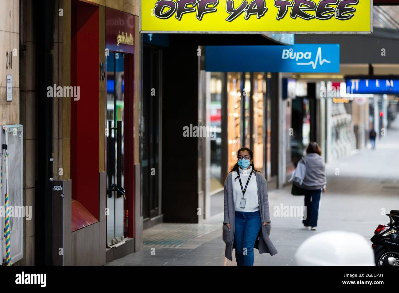 Melbourne, Australien, 3. August 2020. Eine Frau, die eine Maske trägt, wird während der COVID-19 in Melbourne, Australien, entlang der Swanston Street laufen sehen. Während Melbourne seinen ersten Tag der Beschränkungen der Stufe 4 erlebt, sowie eine Ausgangssperre von 20:00 bis 5:00 Uhr, kündigte Premier Daniel Andrews heute den Plan für die Stilllegung für alle außer den wichtigsten Unternehmen für mindestens die nächsten 6 Wochen an. Victoria verzeichnete weitere 429 COVID-19-Fälle und 13 weitere Todesfälle, was die Gesamtzahl der aktiven Fälle in den Bundesstaaten auf 6,489 brachte. Kredit: Dave Hewison/Speed Media/Alamy Live Nachrichten Stockfoto