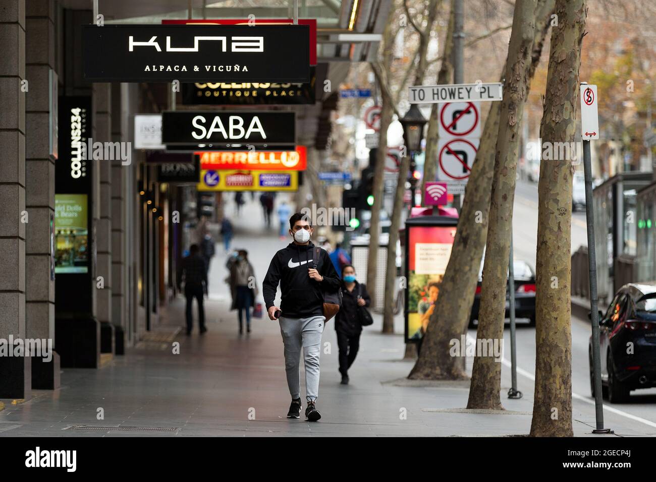 Melbourne, Australien, 3. August 2020. Während der COVID-19 in Melbourne, Australien, wird ein Mann auf der Collins Street zu Fuß beobachtet. Während Melbourne seinen ersten Tag der Beschränkungen der Stufe 4 erlebt, sowie eine Ausgangssperre von 20:00 bis 5:00 Uhr, kündigte Premier Daniel Andrews heute den Plan für die Stilllegung für alle außer den wichtigsten Unternehmen für mindestens die nächsten 6 Wochen an. Victoria verzeichnete weitere 429 COVID-19-Fälle und 13 weitere Todesfälle, was die Gesamtzahl der aktiven Fälle in den Bundesstaaten auf 6,489 brachte. Kredit: Dave Hewison/Speed Media/Alamy Live Nachrichten Stockfoto