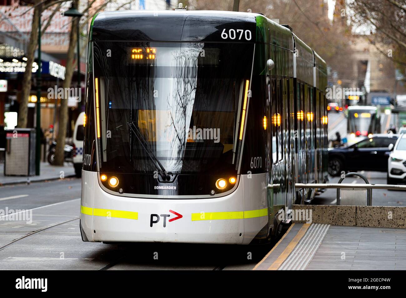 Melbourne, Australien, 3. August 2020. Eine Straßenbahn fährt während der COVID-19 in Melbourne, Australien, an eine Straßenbahnhaltestelle in der Bourke Street heran. Während Melbourne seinen ersten Tag der Beschränkungen der Stufe 4 erlebt, sowie eine Ausgangssperre von 20:00 bis 5:00 Uhr, kündigte Premier Daniel Andrews heute den Plan für die Stilllegung für alle außer den wichtigsten Unternehmen für mindestens die nächsten 6 Wochen an. Victoria verzeichnete weitere 429 COVID-19-Fälle und 13 weitere Todesfälle, was die Gesamtzahl der aktiven Fälle in den Bundesstaaten auf 6,489 brachte. Kredit: Dave Hewison/Speed Media/Alamy Live Nachrichten Stockfoto