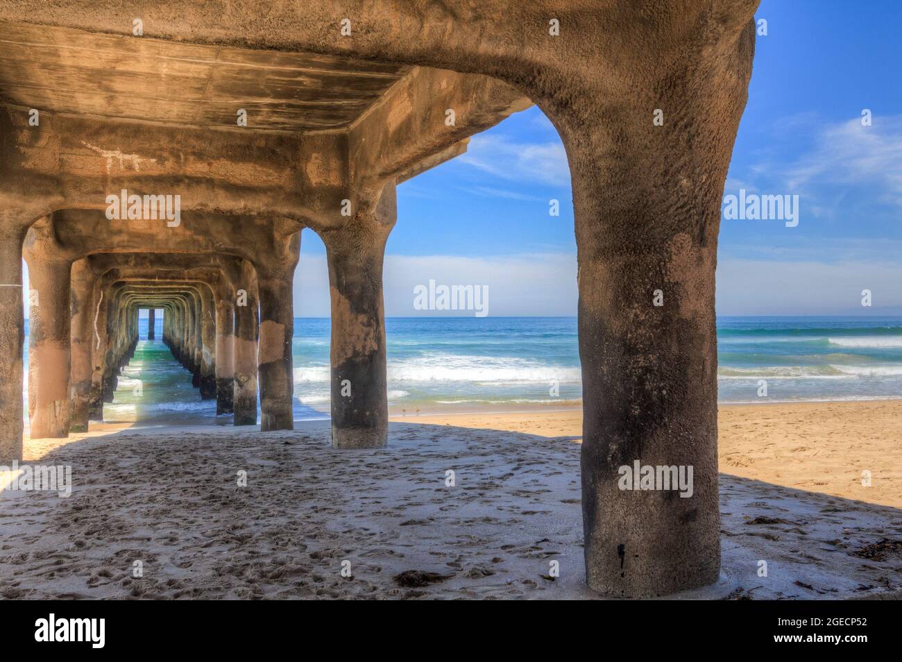 Manhattan Beach Pier ist ein Pier befindet sich in Manhattan Beach, Kalifornien, an der Küste des Pazifischen Ozeans. Stockfoto