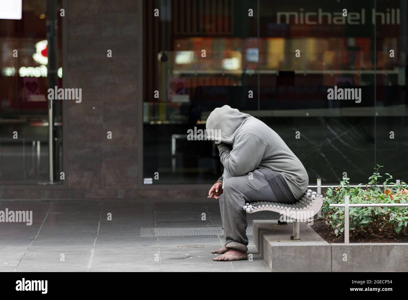 Melbourne, Australien, 3. August 2020. Während der COVID-19 in Melbourne, Australien, wird ein obdachloser Mann beim Rauchen beobachtet, mit dem Kopf nach unten in der Swanston Street. Während Melbourne seinen ersten Tag der Beschränkungen der Stufe 4 erlebt, sowie eine Ausgangssperre von 20:00 bis 5:00 Uhr, kündigte Premier Daniel Andrews heute den Plan für die Stilllegung für alle außer den wichtigsten Unternehmen für mindestens die nächsten 6 Wochen an. Victoria verzeichnete weitere 429 COVID-19-Fälle und 13 weitere Todesfälle, was die Gesamtzahl der aktiven Fälle in den Bundesstaaten auf 6,489 brachte. Kredit: Dave Hewison/Speed Media/Alamy Live Nachrichten Stockfoto