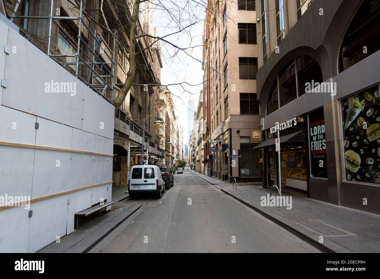 Melbourne, Australien, 6. August 2020. Ein Blick auf eine leere Flinders Lane während der COVID-19 in Melbourne, Australien. Die Einschränkungen der Stufe 4 in Melbourne werden fortgesetzt, da heute um Mitternacht Arbeitsgenehmigungen in Kraft treten. Dies geschieht, nachdem über Nacht weitere 471 neue COVID-19-Fälle aufgedeckt wurden. Kredit: Dave Hewison/Speed Media/Alamy Live Nachrichten Stockfoto