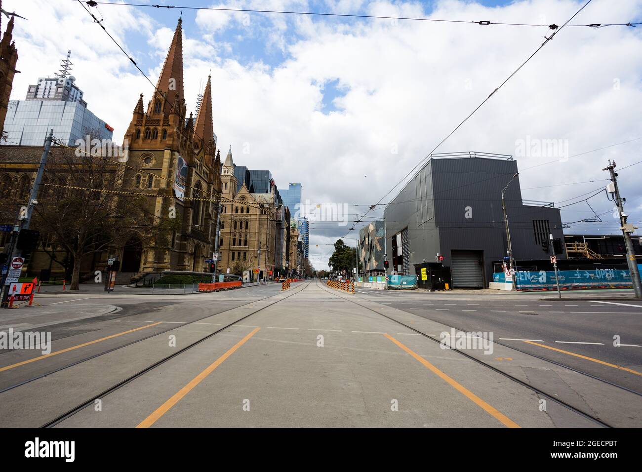 Melbourne, Australien, 6. August 2020. Ein Blick auf die Flinders Street während der COVID-19 in Melbourne, Australien. Die Einschränkungen der Stufe 4 in Melbourne werden fortgesetzt, da heute um Mitternacht Arbeitsgenehmigungen in Kraft treten. Dies geschieht, nachdem über Nacht weitere 471 neue COVID-19-Fälle aufgedeckt wurden. Kredit: Dave Hewison/Speed Media/Alamy Live Nachrichten Stockfoto