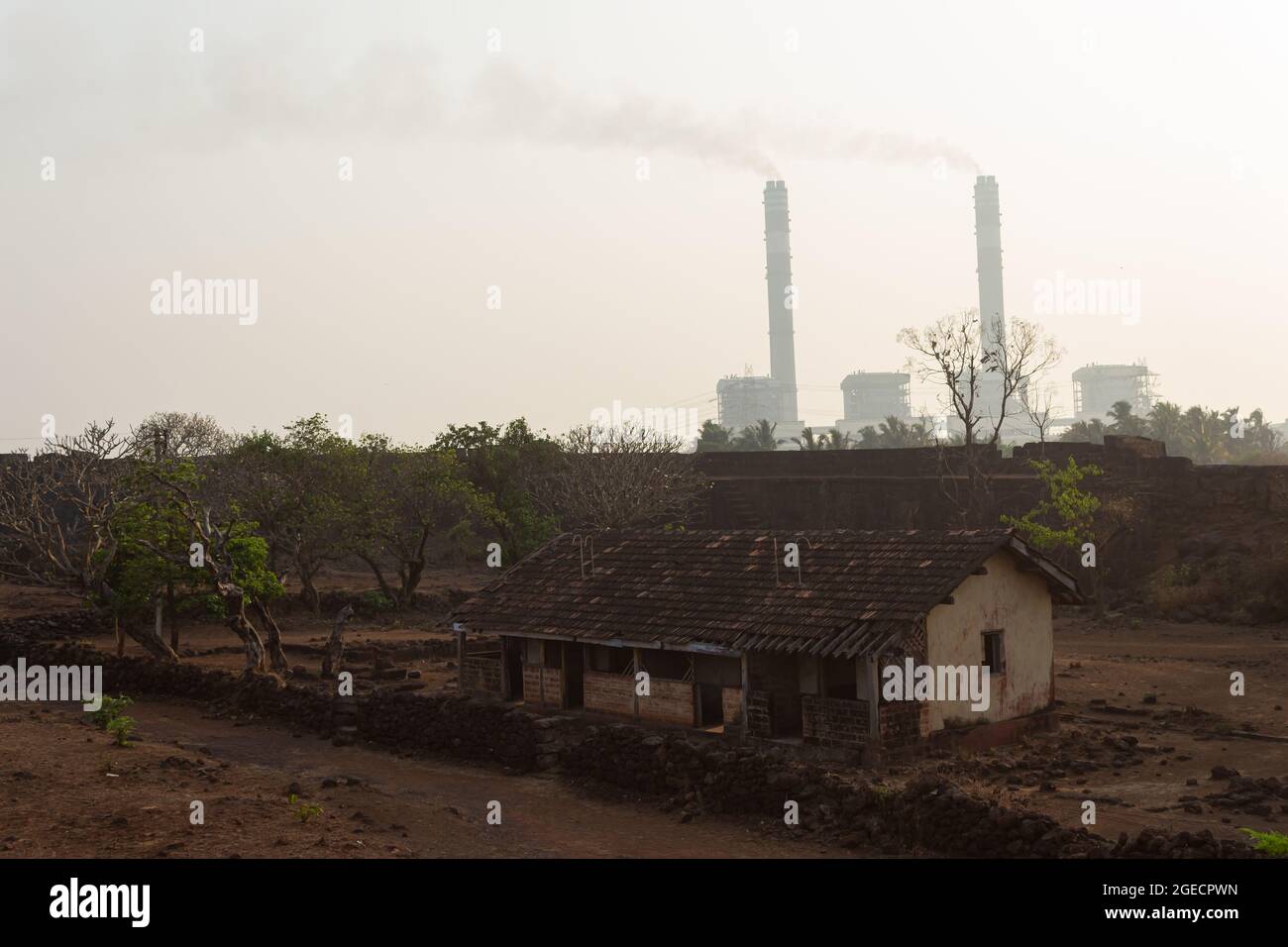 Die Fotografien, die die Luftverschmutzung der Fabrik, Schornstein des Rauchs zeigen. Industrielle Verschmutzung. Indien... Stockfoto