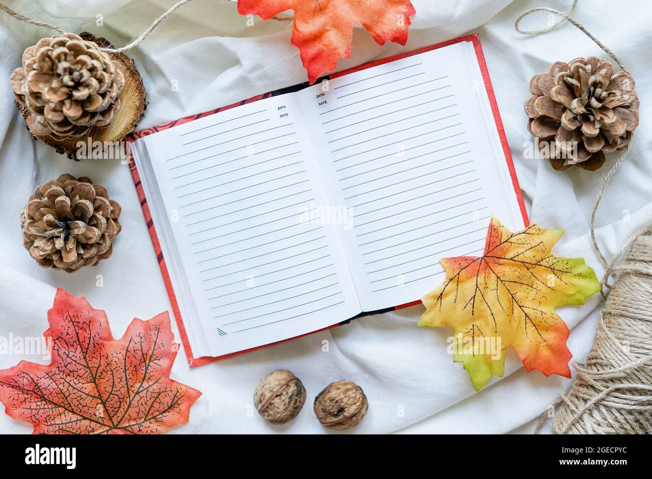 Notizbuch mit sauberen Laken auf dem Hintergrund heller Herbstblätter. Herbststimmung Konzept. Flach liegend, Draufsicht, Kopierbereich Stockfoto
