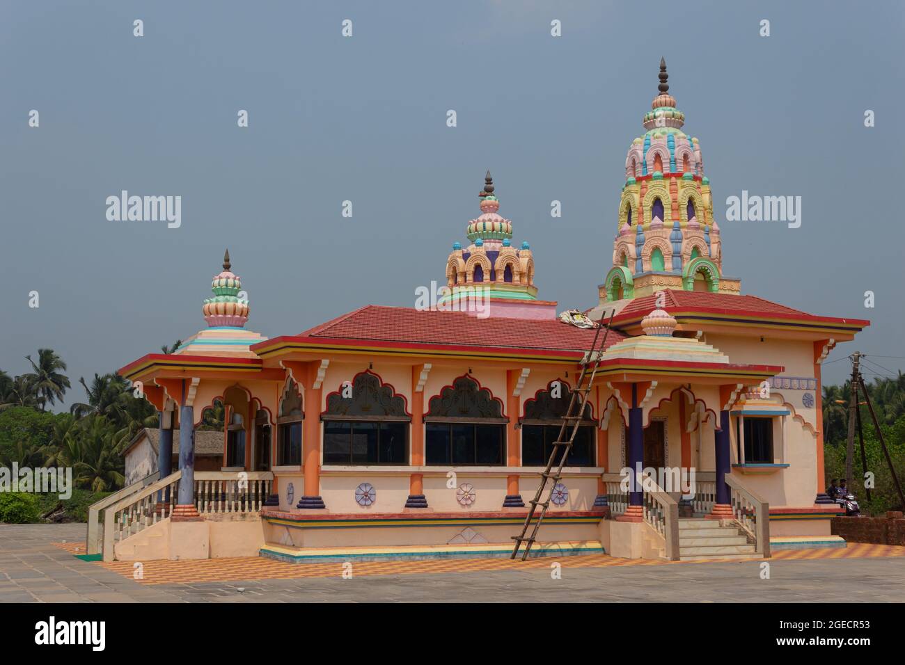 Der schöne Tempel des gottes hanuman am Strand. Stockfoto