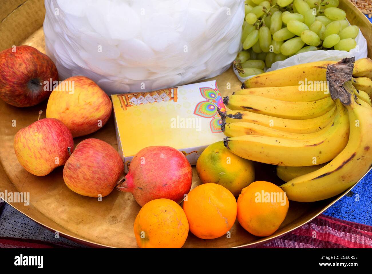 Banane, Apfel, Trauben und Orangen, Obst und Süßigkeiten in einem Messingteller geschmückt, Obstauswahl Stockfoto