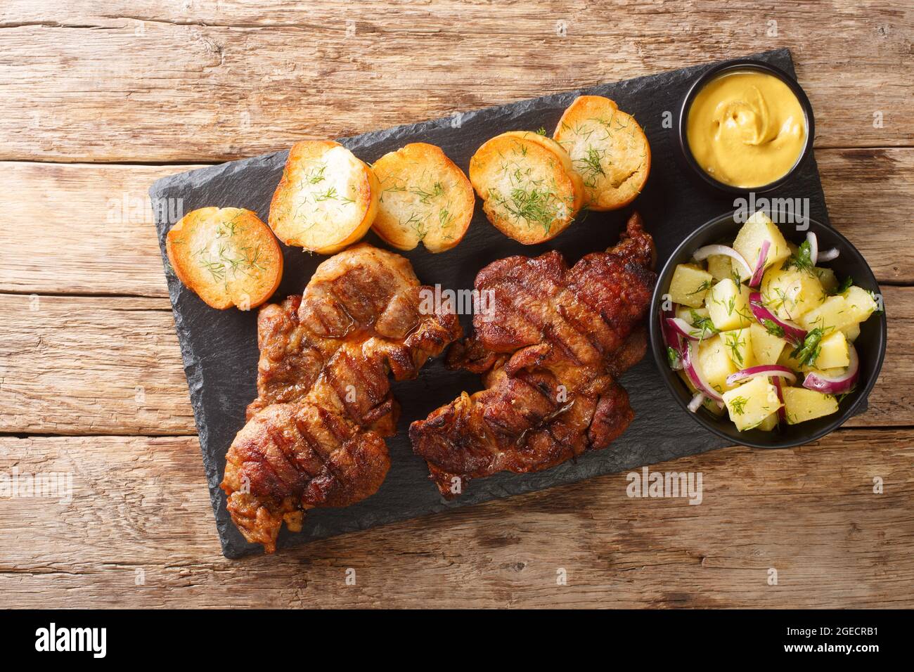 Deutsch gegrillter Schweinehals Schwenkbraten mit Kartoffelsalat, Senf ...