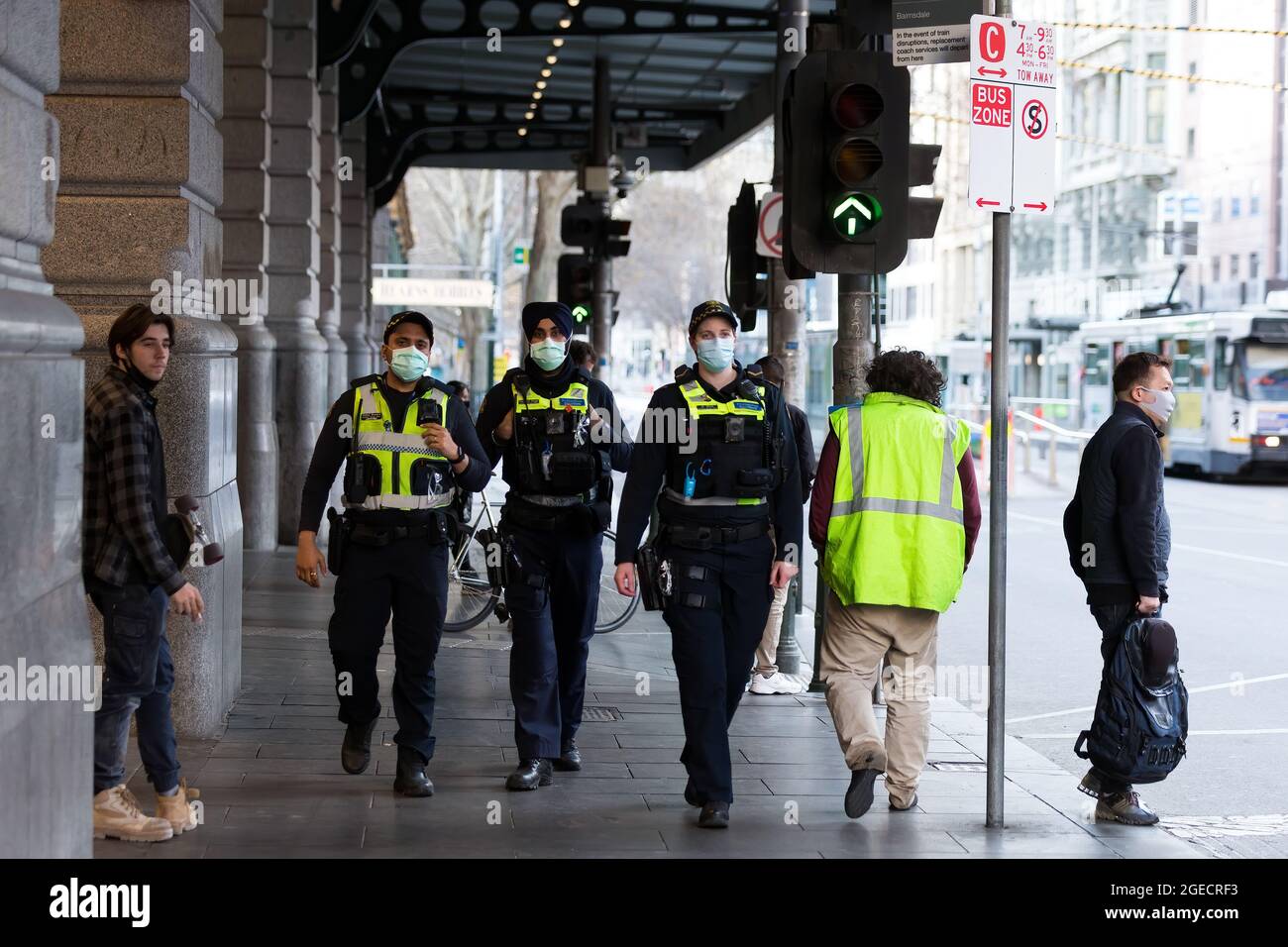 Melbourne, Australien, 18. August 2020. Während der COVID-19 in Melbourne, Australien, wird die Polizei beim Patrouillen der Flinders Street Station beobachtet. Die Hotelquarantäne war mit 99 % der COVID-19-Fälle in Victoria in Verbindung gebracht worden, teilte die Untersuchung mit. Dies geschieht inmitten weiterer 222 neuer Fälle, die zusammen mit 17 Todesfällen entdeckt werden. Melbourne unterliegt weiterhin den Beschränkungen der Stufe 4 mit Spekulationen, dass es verlängert wird. (Foto von Dave Hewison/Speed Media) Quelle: Dave Hewison/Speed Media/Alamy Live News Stockfoto