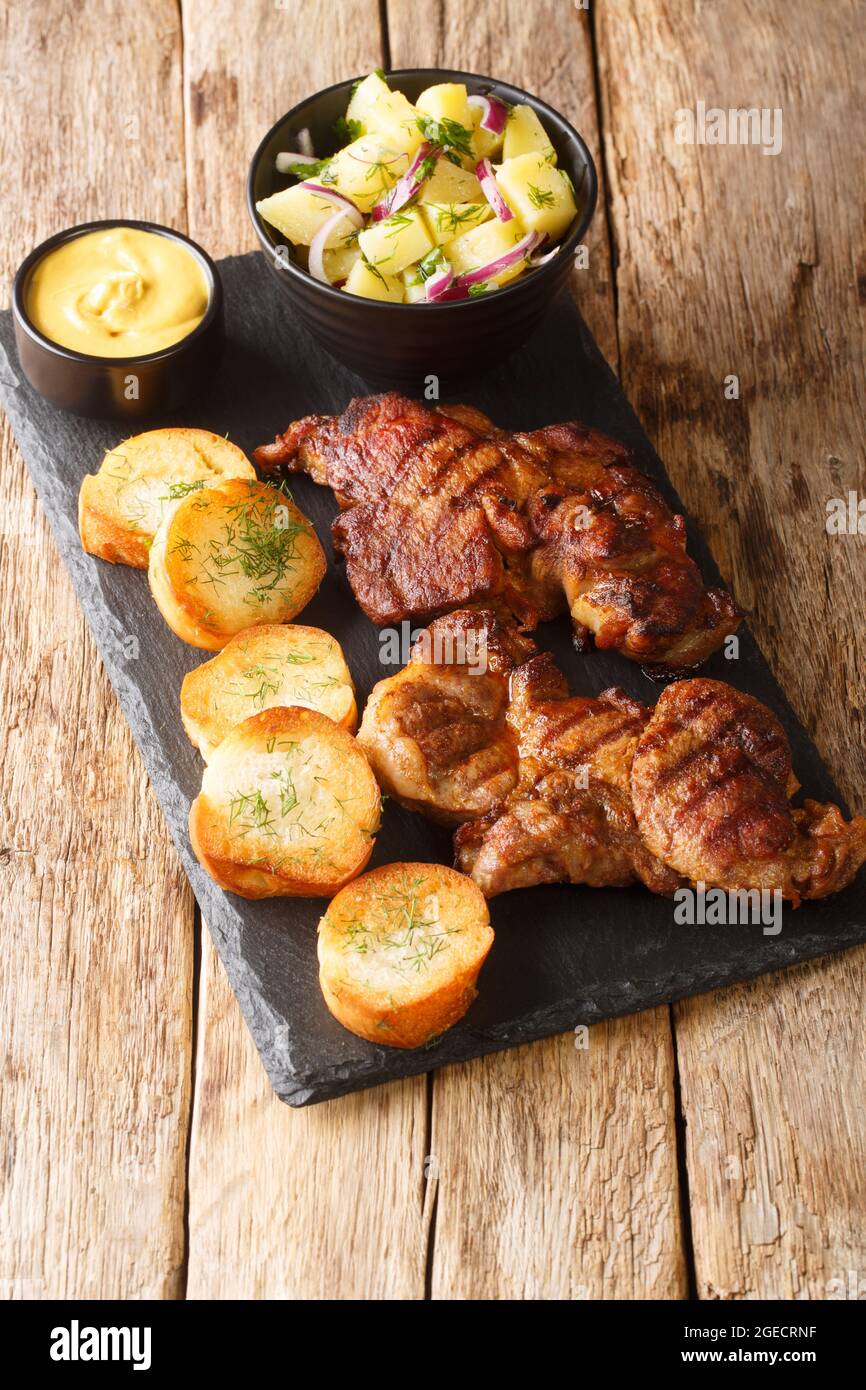 Authentisches, mariniertes BBQ Schweinehals-Steak mit Kartoffelsalat ...