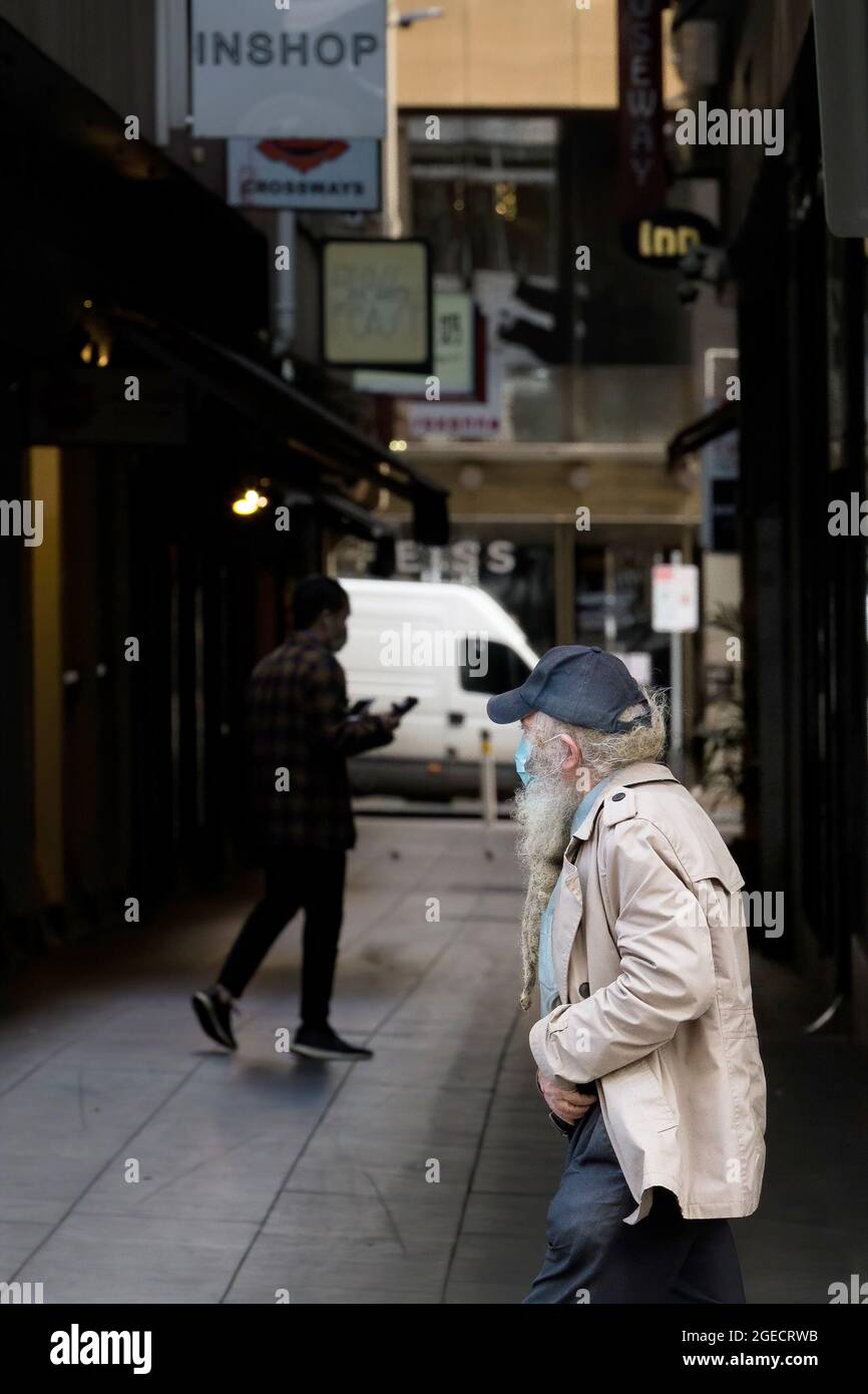 Melbourne, Australien, 25. August 2020. Ein alter Mann mit einem großen, mattierten Bart geht durch die Bourke Street. (Foto von Dave Hewison/Speed Media) Quelle: Dave Hewison/Speed Media/Alamy Live News Stockfoto
