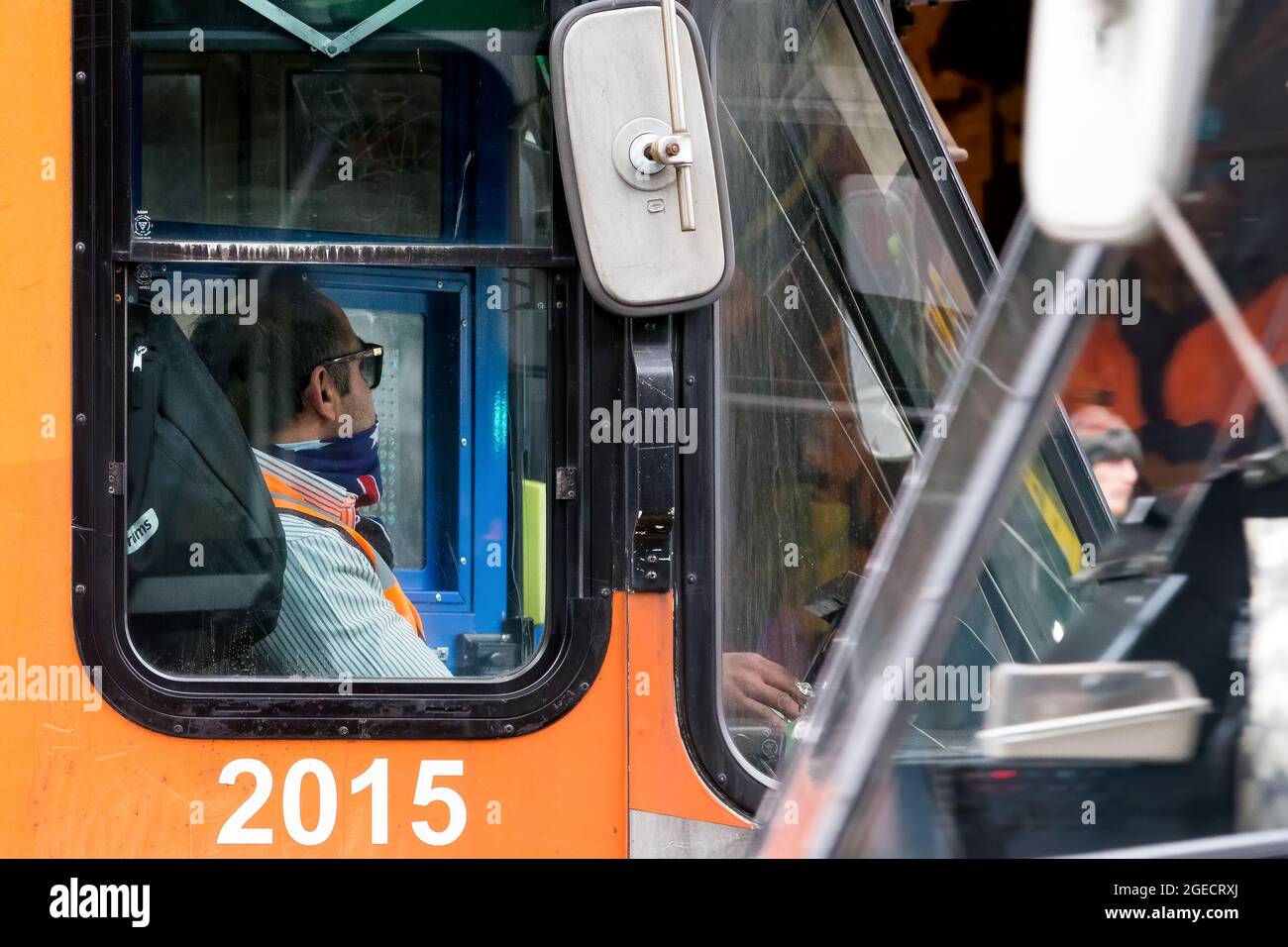 Melbourne, Australien, 25. August 2020. Ein Straßenbahnfahrer in einer Straßenbahn ist in der Bourke Street zu sehen. (Foto von Dave Hewison/Speed Media) Quelle: Dave Hewison/Speed Media/Alamy Live News Stockfoto