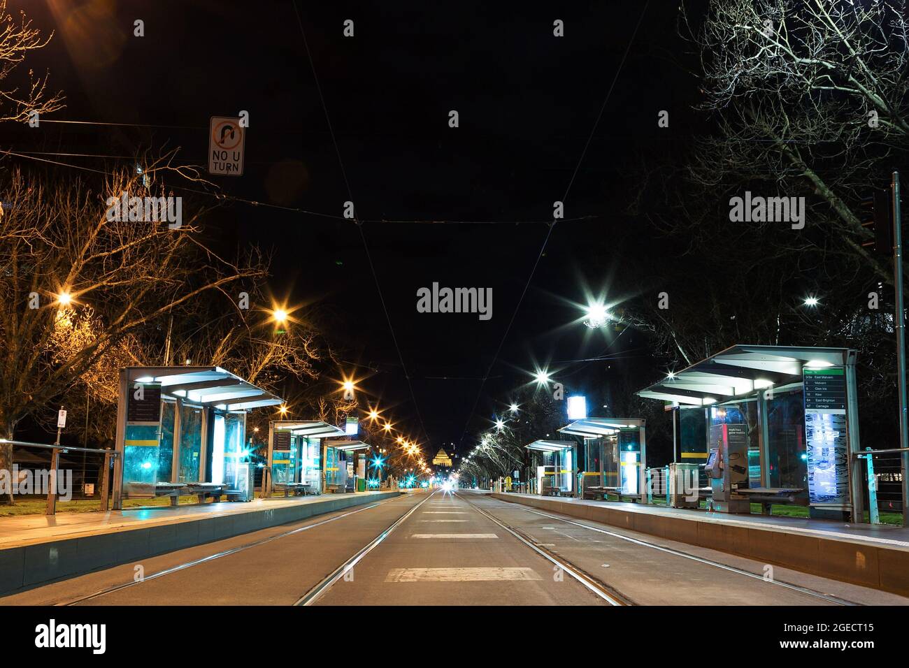 Melbourne, Australien, 26. August 2020. Melbourne unter Ausgangssperre, eine Stadt ohne Leben. Blick auf eine Straßenbahnhaltestelle auf der St Kilda Road mit Blick auf den Schrein. Kredit: Dave Hewison/Speed Media/Alamy Live Nachrichten Stockfoto