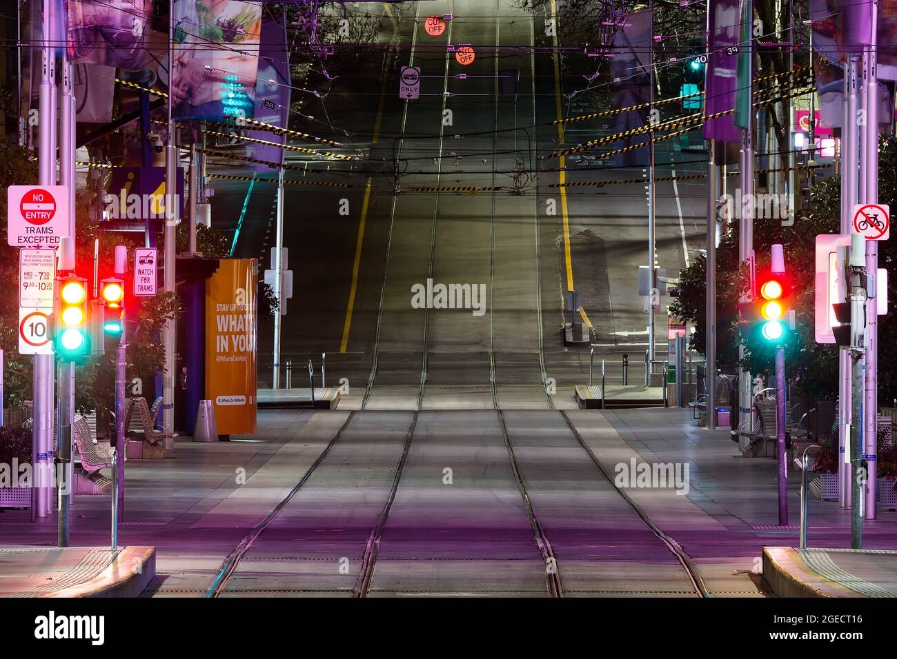 Melbourne, Australien, 25. August 2020. Melbourne unter Ausgangssperre, eine Stadt ohne Leben. Blick auf die Bourke Street Mall, die von der Russell Street aus nach Westen schaut. Kredit: Dave Hewison/Speed Media/Alamy Live Nachrichten Stockfoto