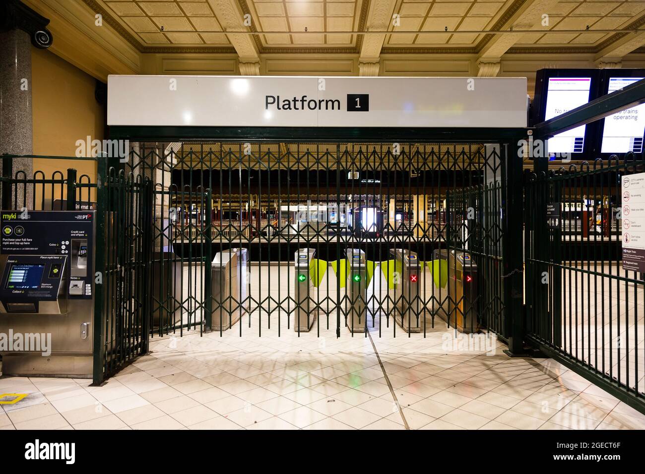 Melbourne, Australien, 27. August 2020. Blick auf den Eingang von Bahnsteig 1 des Bahnhofs Flinders Street unter der Ausgangssperre. (Foto von Dave Hewison/Speed Media) Quelle: Dave Hewison/Speed Media/Alamy Live News Stockfoto