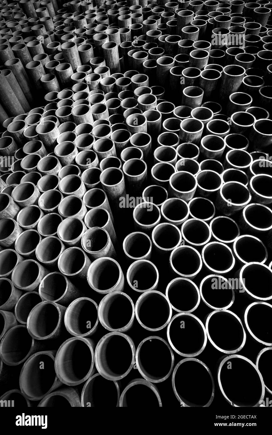 Reihen von Stahlrohren. In einer Stahlgießerei in Großbritannien. Stockfoto