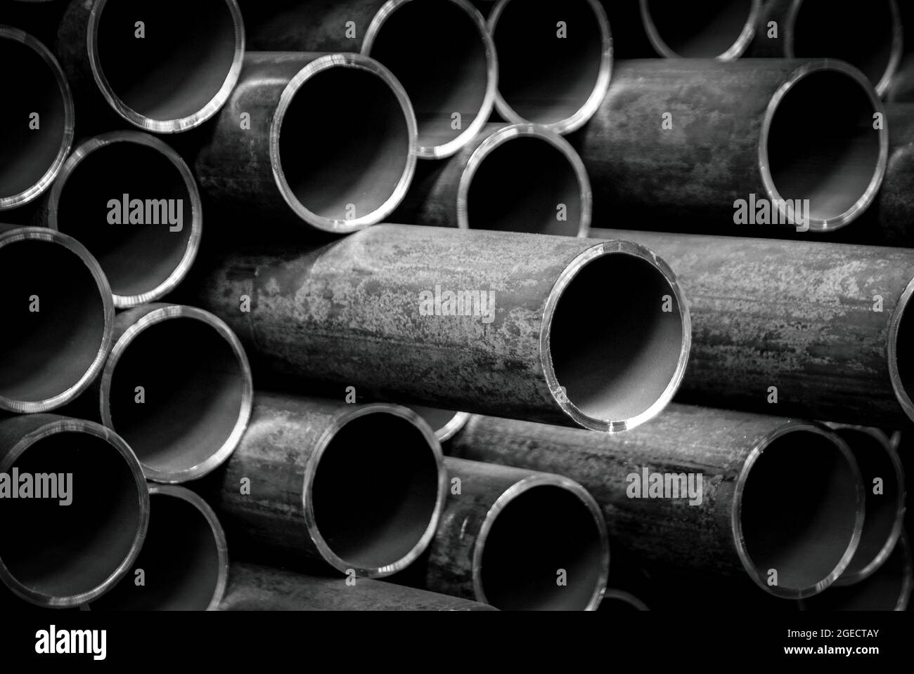 Reihen von Stahlrohren. In einer Stahlgießerei in Großbritannien. Stockfoto Reihen von Stahlrohren. In einer Stahlgießerei in Großbritannien. Stockfoto