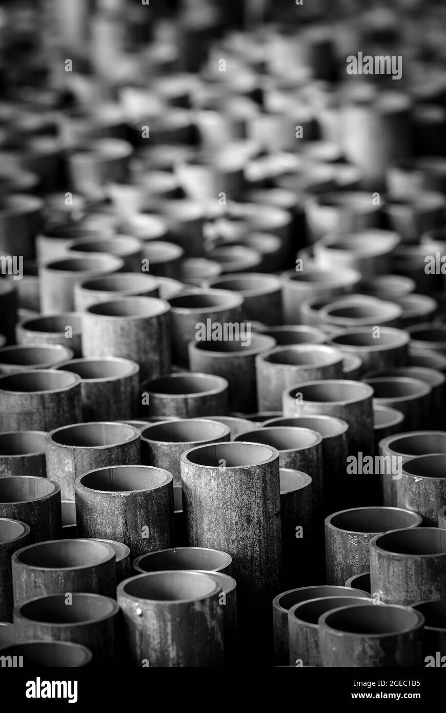 Reihen von Stahlrohren. In einer Stahlgießerei in Großbritannien. Stockfoto Reihen von Stahlrohren. In einer Stahlgießerei in Großbritannien. Stockfoto