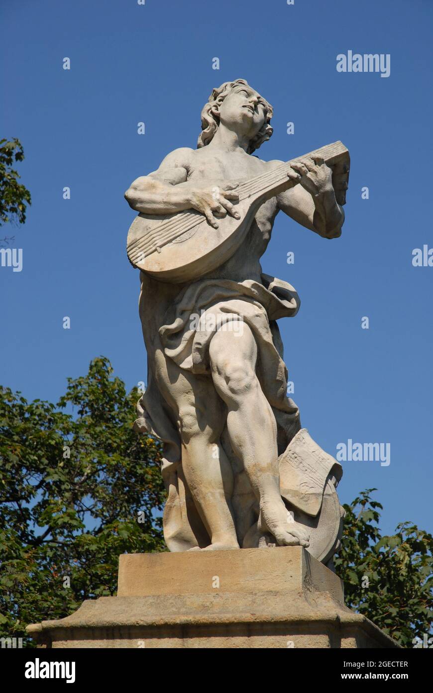 Walbrzych, Niederschlesien, Polen: Mythologische Figur, Orheus spielt Laute im Ehrenhof des Schlosses Ksiaz Stockfoto