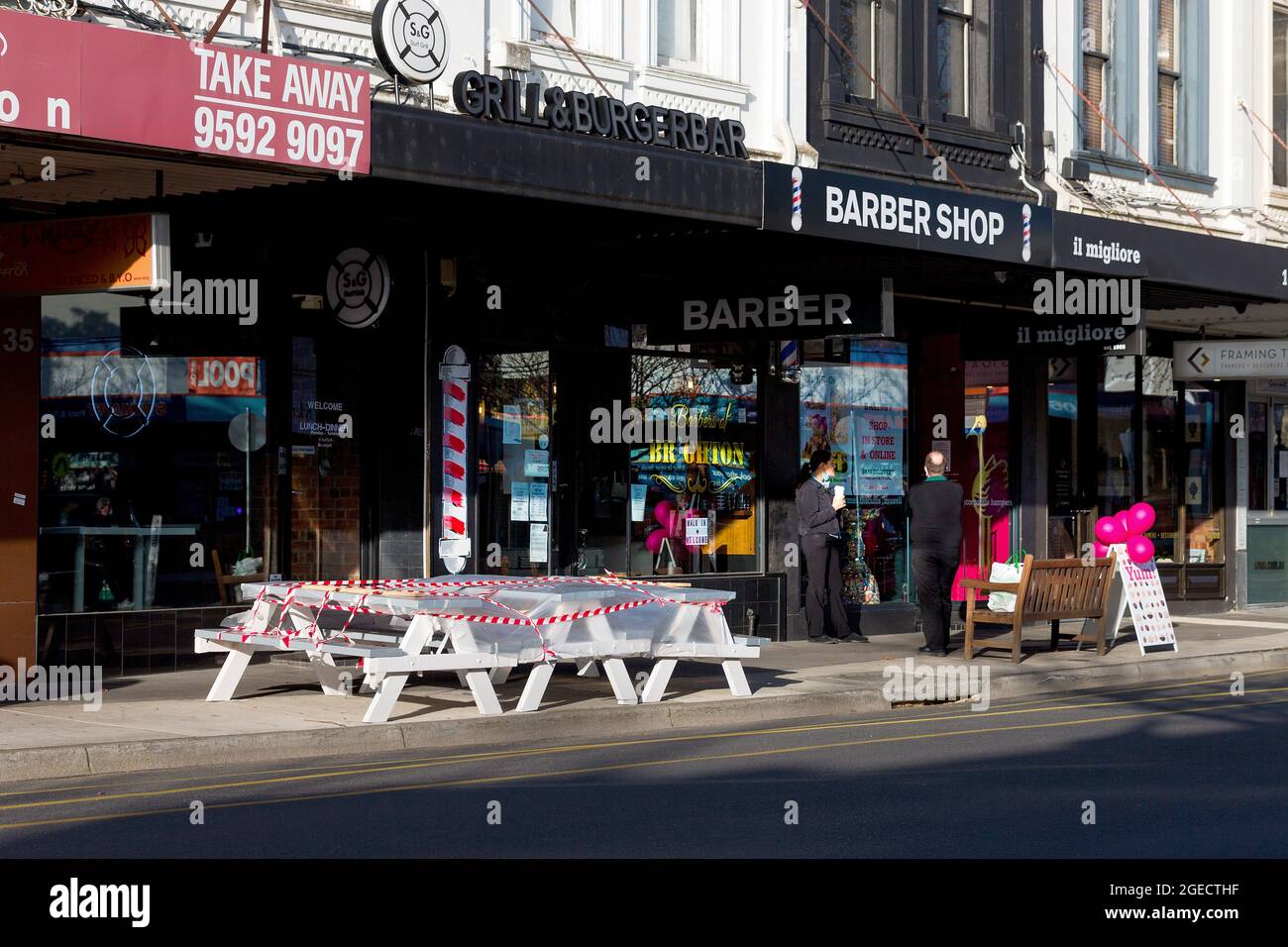 Melbourne, Australien, 31. August 2020. Tische und Stühle sind während der 4. Etappe der Sperre in der Church Street Brighton während der COVID-19 in Melbourne, Australien, mit Plastik bedeckt. Premier Daniel Andrews gab heute bekannt, dass er Pläne zur Öffnung des Staates am kommenden Sonntag veröffentlichen könnte, da spekuliert wurde, dass die Beschränkungen der Stufe 4 verlängert werden. Kredit: Dave Hewison/Speed Media/Alamy Live Nachrichten Stockfoto