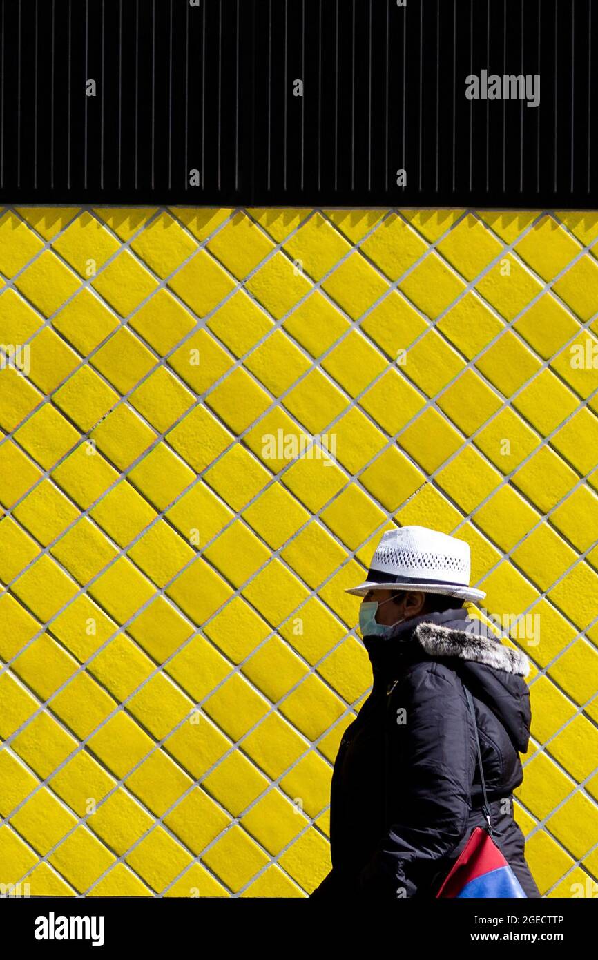 Melbourne, Australien, 9. September 2020. Während der COVID-19 in Melbourne, Australien, werden Einheimische an einer leuchtend gelben gefliesten Wand entlang laufen sehen. Victoria verzeichnet in den letzten 24 Stunden weitere 76 Coronavirus-Fälle, ein Anstieg gegenüber gestern sowie 11 Todesfälle. Dies kommt inmitten der Nachrichten, dass AstraZeneca die Impfstoffstudie unterbricht. Kredit: Dave Hewison/Speed Media/Alamy Live Nachrichten Stockfoto