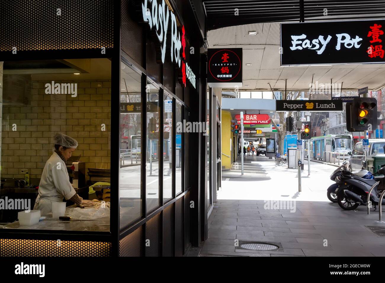 Melbourne, Australien, 9. September 2020. Ein Koch wird durch das Fenster von Easy Pot in der Elizabeth Street gesehen, da einige Restaurants nur während der COVID-19 in Melbourne, Australien, weiterhin Take Away anbieten. Victoria verzeichnet in den letzten 24 Stunden weitere 76 Coronavirus-Fälle, ein Anstieg gegenüber gestern sowie 11 Todesfälle. Dies kommt inmitten der Nachrichten, dass AstraZeneca die Impfstoffstudie unterbricht. Kredit: Dave Hewison/Speed Media/Alamy Live Nachrichten Stockfoto