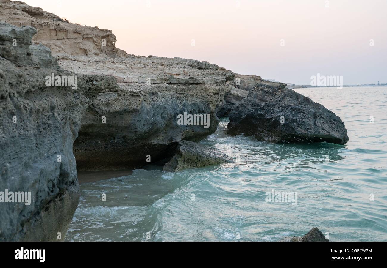 jebel fuwairit Beach, wunderschöner Strand in katar mit Kieselsteinen und Felsen. Stockfoto