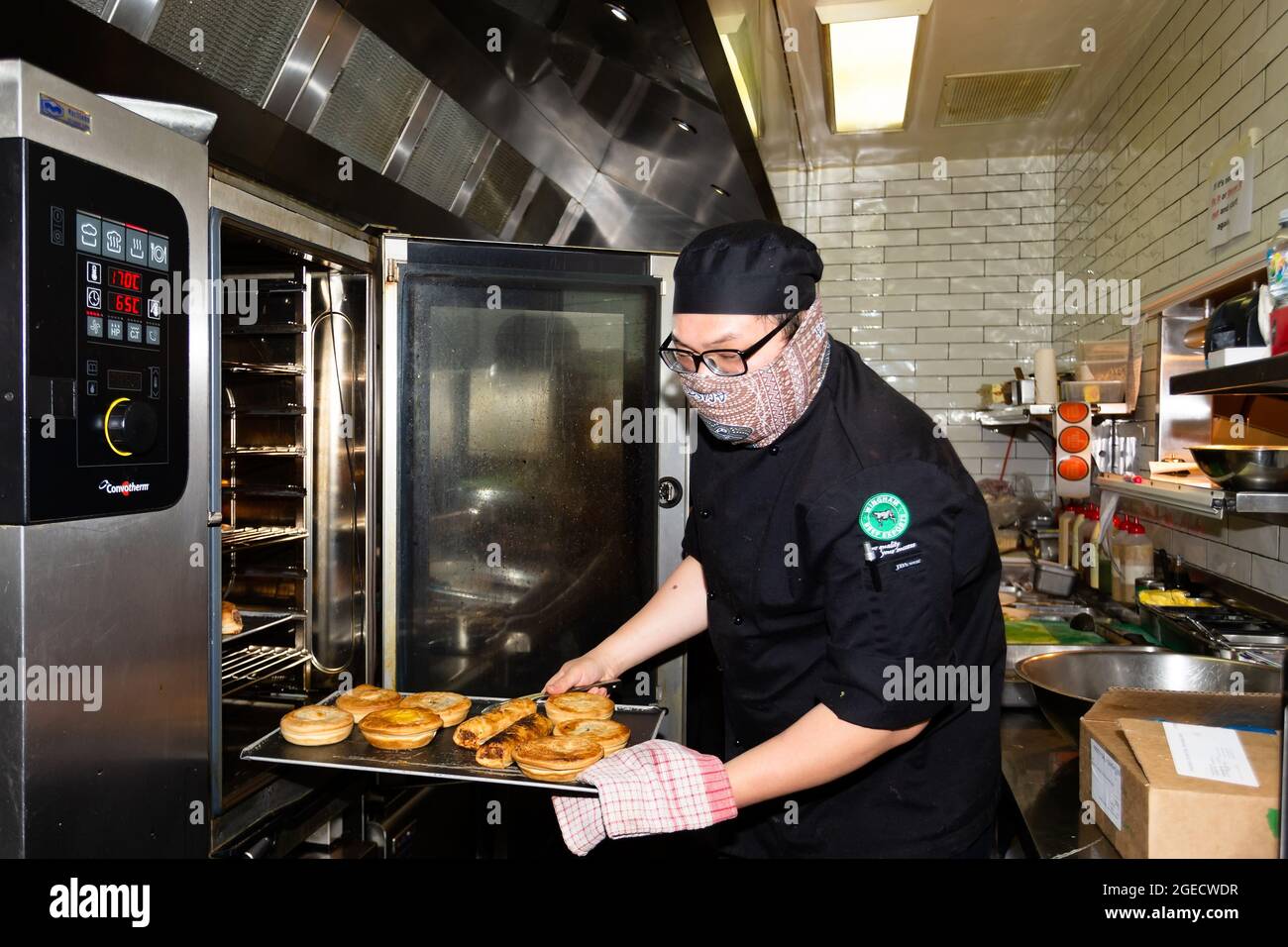 Melbourne, Australien, 17. September 2020. Pretty Sally Bakehouse Chefs bereiten das Mittagessen am ersten Tag der Freiheit zu, da die Einschränkungen der Stufe 3 gelockert werden, sodass Gäste während der COVID-19 in Melbourne, Australien, speisen können. Das regionale Victoria begrüßt den ersten Tag relativer Freiheit, wenn der dritte Schritt beginnt. Es gibt keine Einschränkungen mehr beim Verlassen des Zuhauses, die Beschränkungen für Cafés und einen anderen Einzelhandel wurden gelockert, sodass sich die Gäste hinsetzen und eine gesellschaftlich weit entfernte Mahlzeit genießen können. In Victoria gab es über Nacht nur 28 neue Fälle von Coronavirus. Kredit: Dave Hewison/Speed Media/Alamy Live Nachrichten Stockfoto