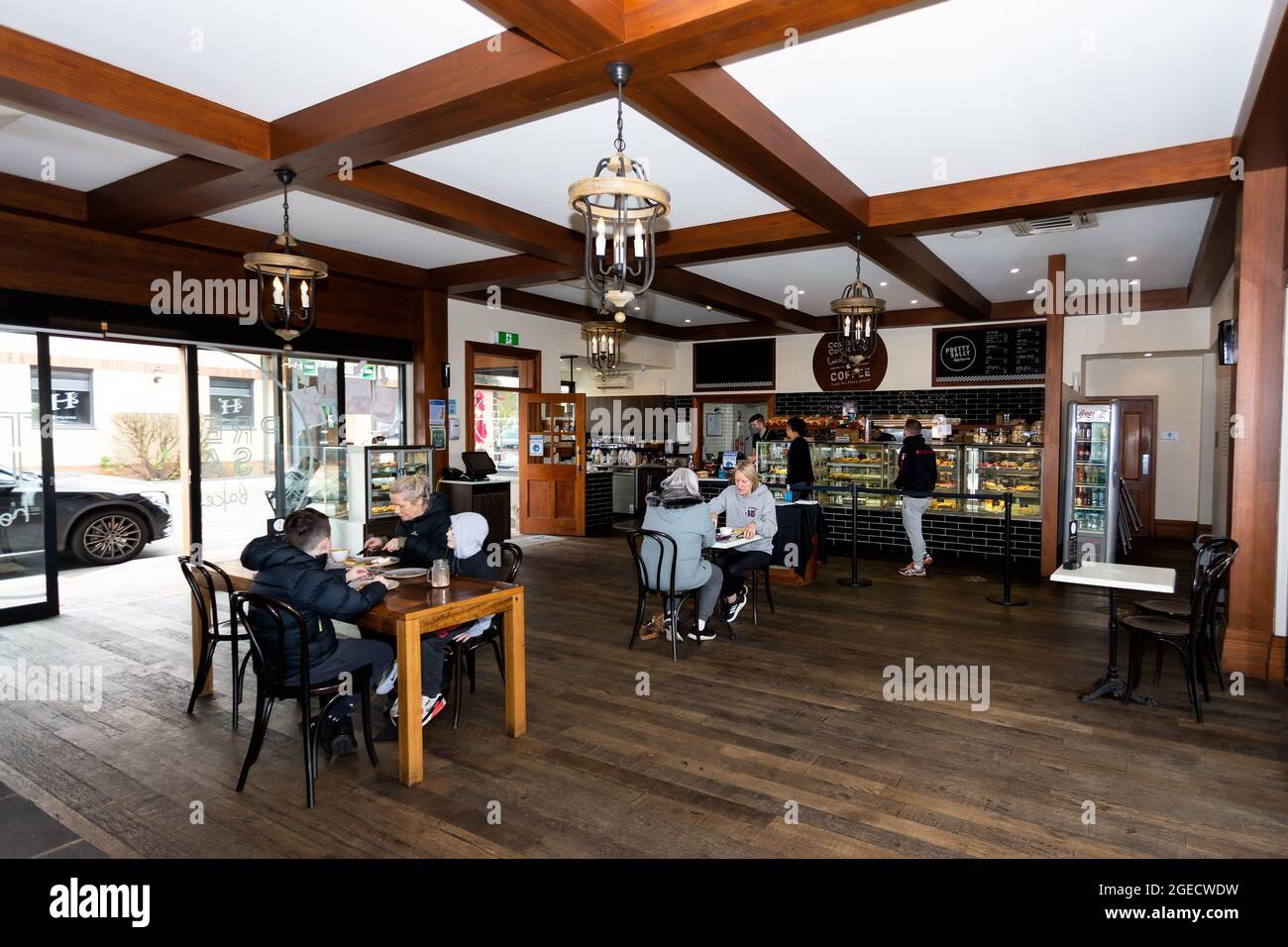 Melbourne, Australien, 17. September 2020. Zum ersten Mal seit Monaten genießen die Wallan-Einwohner die Freiheit, während sie sich während der COVID-19 in Melbourne, Australien, zum Mittagessen im hübschen Sally Backhouse niederlassen. Das regionale Victoria begrüßt den ersten Tag relativer Freiheit, wenn der dritte Schritt beginnt. Es gibt keine Einschränkungen mehr beim Verlassen des Zuhauses, die Beschränkungen für Cafés und einen anderen Einzelhandel wurden gelockert, sodass sich die Gäste hinsetzen und eine gesellschaftlich weit entfernte Mahlzeit genießen können. In Victoria gab es über Nacht nur 28 neue Fälle von Coronavirus. Kredit: Dave Hewison/Speed Media/Alamy Live Nachrichten Stockfoto