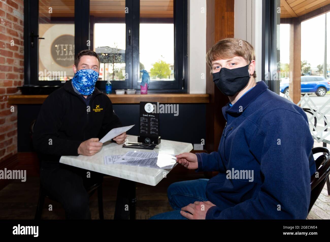 Melbourne, Australien, 17. September 2020. Zum ersten Mal seit Monaten genießen die Wallan-Einwohner die Freiheit, während sie sich während der COVID-19 in Melbourne, Australien, zum Mittagessen im hübschen Sally Backhouse niederlassen. Das regionale Victoria begrüßt den ersten Tag relativer Freiheit, wenn der dritte Schritt beginnt. Es gibt keine Einschränkungen mehr beim Verlassen des Zuhauses, die Beschränkungen für Cafés und einen anderen Einzelhandel wurden gelockert, sodass sich die Gäste hinsetzen und eine gesellschaftlich weit entfernte Mahlzeit genießen können. In Victoria gab es über Nacht nur 28 neue Fälle von Coronavirus. Kredit: Dave Hewison/Speed Media/Alamy Live Nachrichten Stockfoto