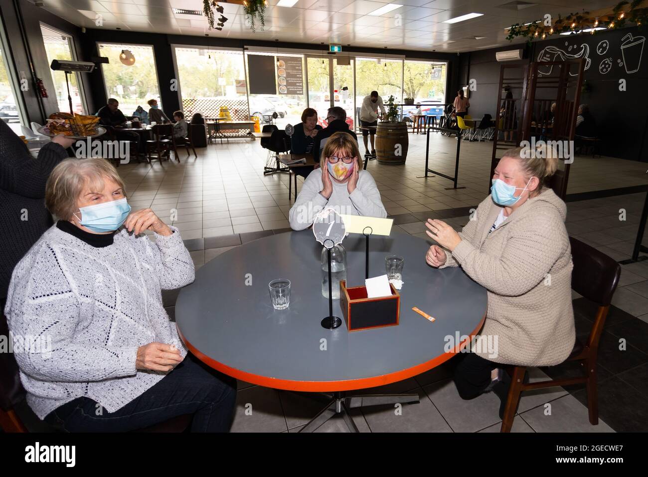Melbourne, Australien, 17. September 2020. Aufgeregte Einwohner von Wallan feiern, dass sie im Open House Cafe in Wallan essen können, nachdem die Einschränkungen während der COVID-19 in Melbourne, Australien, über Nacht nachgelassen wurden. Das regionale Victoria begrüßt den ersten Tag relativer Freiheit, wenn der dritte Schritt beginnt. Es gibt keine Einschränkungen mehr beim Verlassen des Zuhauses, die Beschränkungen für Cafés und einen anderen Einzelhandel wurden gelockert, sodass sich die Gäste hinsetzen und eine gesellschaftlich weit entfernte Mahlzeit genießen können. In Victoria gab es über Nacht nur 28 neue Fälle von Coronavirus. Kredit: Dave Hewison/Speed Media/Alamy Live Nachrichten Stockfoto