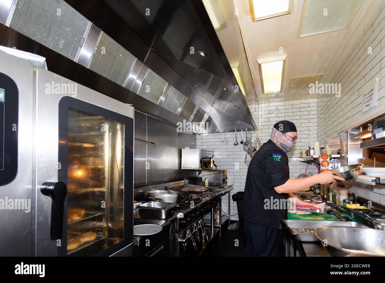 Melbourne, Australien, 17. September 2020. Pretty Sally Bakehouse Chefs bereiten das Mittagessen am ersten Tag der Freiheit zu, da die Einschränkungen der Stufe 3 gelockert werden, sodass Gäste während der COVID-19 in Melbourne, Australien, speisen können. Das regionale Victoria begrüßt den ersten Tag relativer Freiheit, wenn der dritte Schritt beginnt. Es gibt keine Einschränkungen mehr beim Verlassen des Zuhauses, die Beschränkungen für Cafés und einen anderen Einzelhandel wurden gelockert, sodass sich die Gäste hinsetzen und eine gesellschaftlich weit entfernte Mahlzeit genießen können. In Victoria gab es über Nacht nur 28 neue Fälle von Coronavirus. Kredit: Dave Hewison/Speed Media/Alamy Live Nachrichten Stockfoto