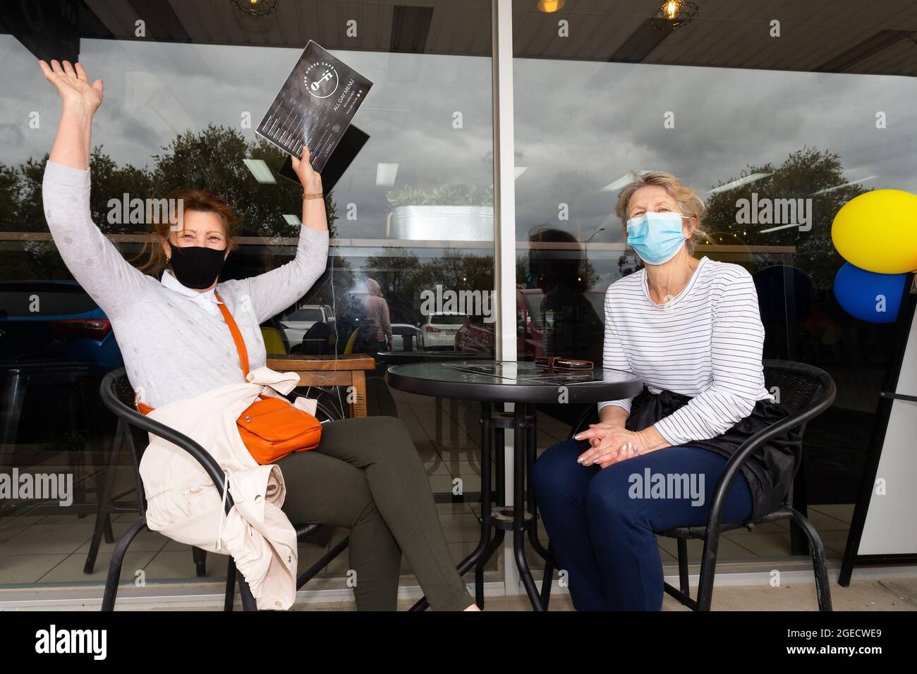 Melbourne, Australien, 17. September 2020. Aufgeregte Einwohner von Wallan feiern, dass sie im Open House Cafe in Wallan essen können, nachdem die Einschränkungen während der COVID-19 in Melbourne, Australien, über Nacht nachgelassen wurden. Das regionale Victoria begrüßt den ersten Tag relativer Freiheit, wenn der dritte Schritt beginnt. Es gibt keine Einschränkungen mehr beim Verlassen des Zuhauses, die Beschränkungen für Cafés und einen anderen Einzelhandel wurden gelockert, sodass sich die Gäste hinsetzen und eine gesellschaftlich weit entfernte Mahlzeit genießen können. In Victoria gab es über Nacht nur 28 neue Fälle von Coronavirus. Kredit: Dave Hewison/Speed Media/Alamy Live Nachrichten Stockfoto
