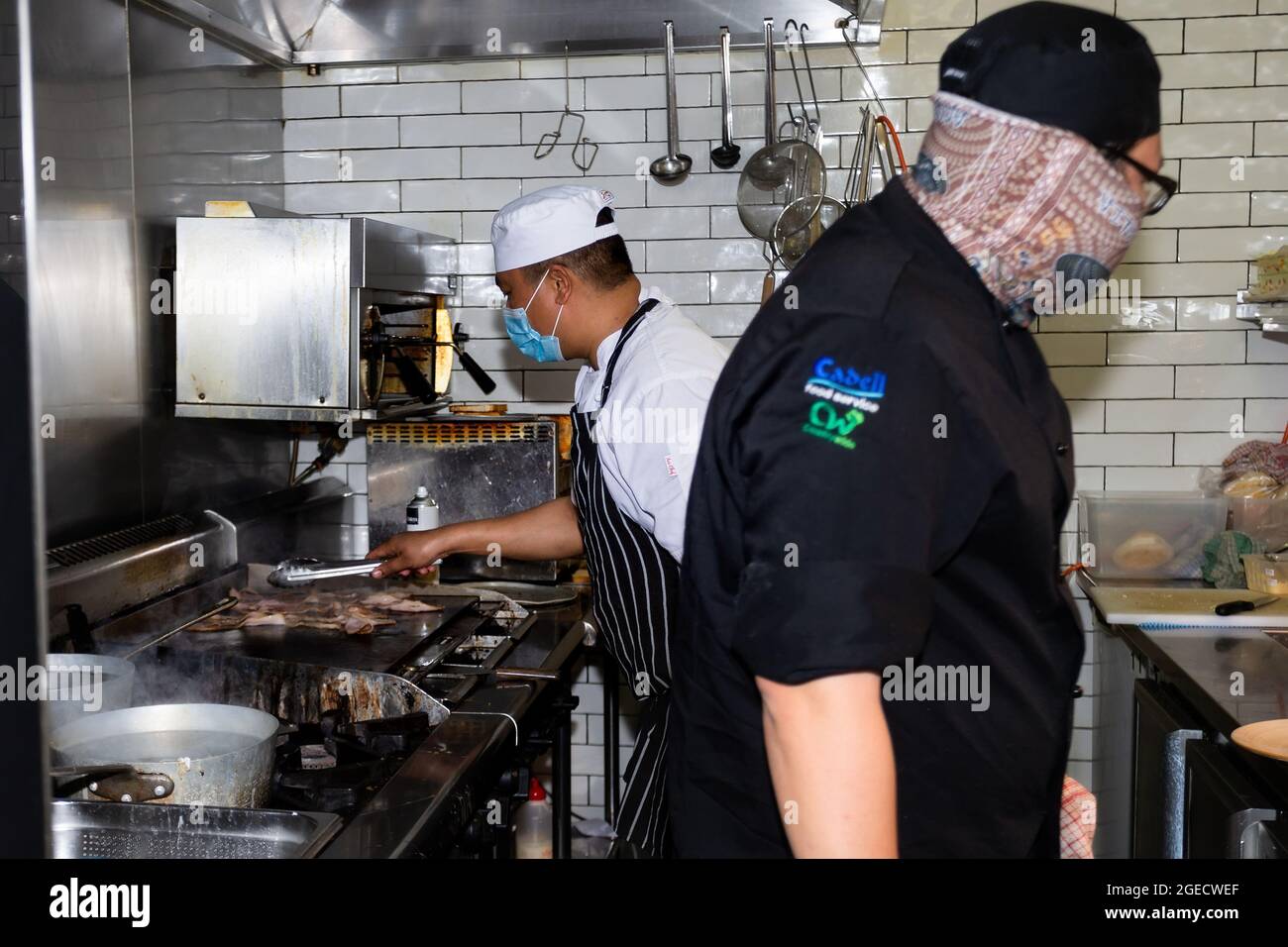 Melbourne, Australien, 17. September 2020. Pretty Sally Bakehouse Chefs bereiten das Mittagessen am ersten Tag der Freiheit zu, da die Einschränkungen der Stufe 3 gelockert werden, sodass Gäste während der COVID-19 in Melbourne, Australien, speisen können. Das regionale Victoria begrüßt den ersten Tag relativer Freiheit, wenn der dritte Schritt beginnt. Es gibt keine Einschränkungen mehr beim Verlassen des Zuhauses, die Beschränkungen für Cafés und einen anderen Einzelhandel wurden gelockert, sodass sich die Gäste hinsetzen und eine gesellschaftlich weit entfernte Mahlzeit genießen können. In Victoria gab es über Nacht nur 28 neue Fälle von Coronavirus. Kredit: Dave Hewison/Speed Media/Alamy Live Nachrichten Stockfoto