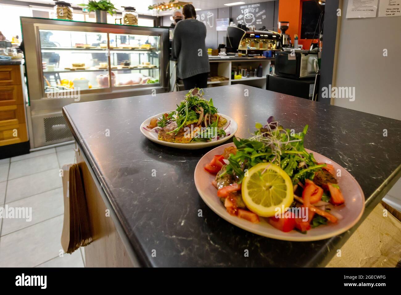 Melbourne, Australien, 17. September 2020. Das Mittagessen wird zum ersten Mal seit Monaten im Open House Cafe in Wallan auf Tellern statt Kunststoffbehältern während der COVID-19 in Melbourne, Australien, serviert. Das regionale Victoria begrüßt den ersten Tag relativer Freiheit, wenn der dritte Schritt beginnt. Es gibt keine Einschränkungen mehr beim Verlassen des Zuhauses, die Beschränkungen für Cafés und einen anderen Einzelhandel wurden gelockert, sodass sich die Gäste hinsetzen und eine gesellschaftlich weit entfernte Mahlzeit genießen können. In Victoria gab es über Nacht nur 28 neue Fälle von Coronavirus. Kredit: Dave Hewison/Speed Media/Alamy Live Nachrichten Stockfoto