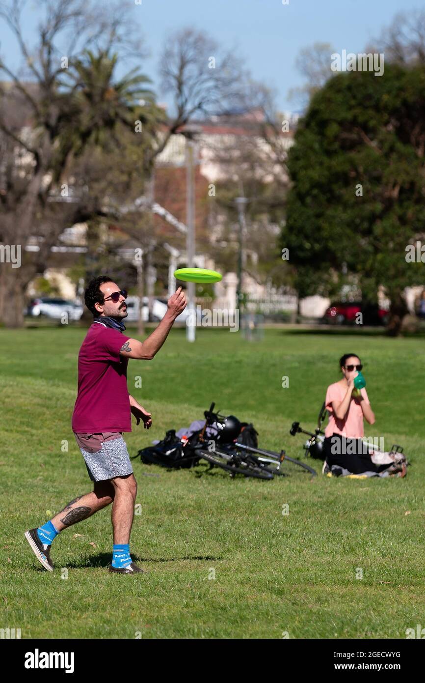 Melbourne, Australien, 28. September 2020. Ein Mann fängt eine Frisbee während der COVID-19 in Melbourne, Australien. Victoria verzeichnet 5 neue Fälle und drei Todesfälle, da die Beschränkungen leicht gelockert werden. Dies geschieht nur wenige Tage nach dem Rücktritt von Gesundheitsministerin Jenny Mikakos über das Hotel Quarantine bungle und als der Druck auf den Rücktritt des Premierministers Daniel Andrews steigt. Während das Frühlingswetter wärmere Tage sieht, ignorieren mehr Melbourner einfach die Regeln. Kredit: Dave Hewison/Speed Media/Alamy Live Nachrichten Stockfoto