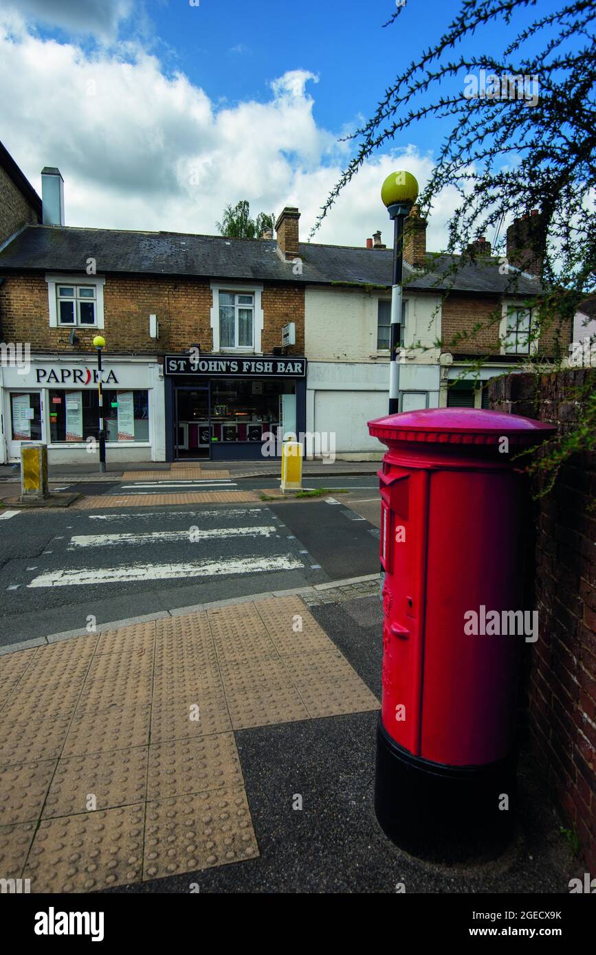 Urban England, eine Zebrakreuzung, ein roter Briefkasten und ein Fisch- und Chipgeschäft auf St. John's Hill, Sevenoaks, Kent, England, Großbritannien Stockfoto