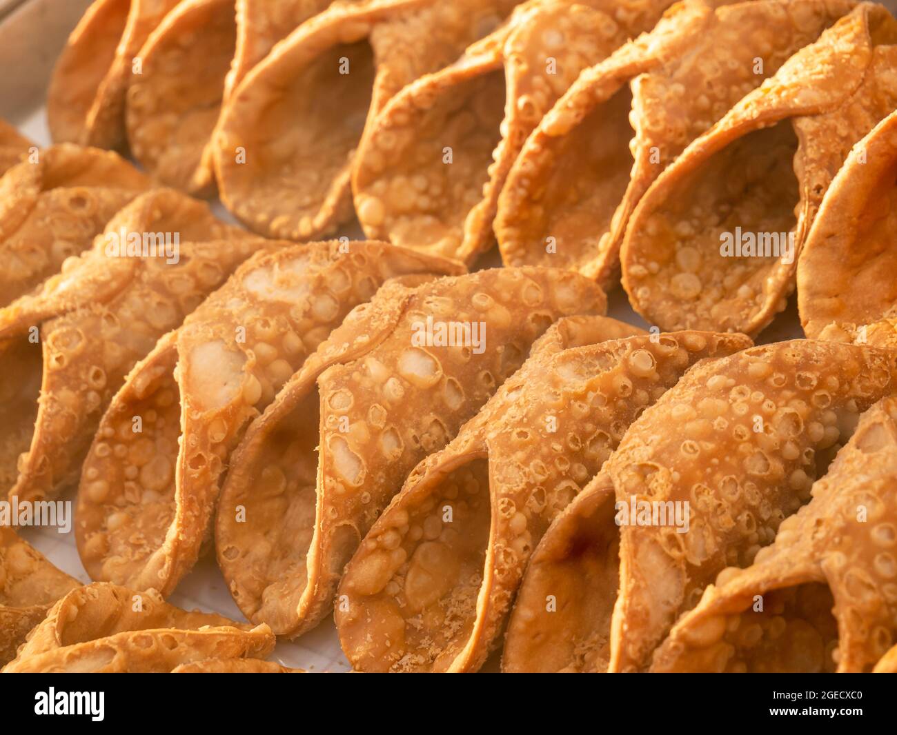 Verschiedene leere sizilianische Cannoli, klassisches Dessert aus Süditalien Stockfoto