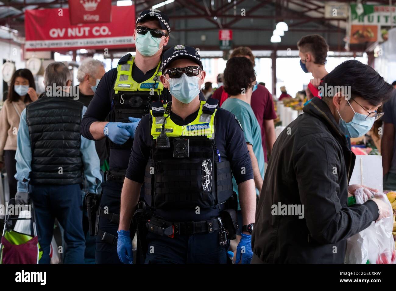 Melbourne, Australien, 10. Oktober 2020. Die Polizei patrouilliert während der COVID-19 in Melbourne, Australien, in den Gängen des Queen Victoria Market. Premier Daniel Andrews gab die Nachricht bekannt, dass Victoria die Beschränkungen nächste Woche nicht lockern wird. Viele Experten befürchteten, dass die Auslösepunkte zur Lockerung der Beschränkungen unmöglich niedrig gesetzt wurden, doch der Premier erklärte heute in seiner Pressekonferenz, dass das Virus alles ist, was zählt, und egal wie lange es dauert, Victorianer werden weiterhin gezwungen sein, harten Lockdown zu ertragen. Der Staat verzeichnete 14 neue Fälle und null Todesfälle über Nacht, was den gleitenden 14-Tage-Durchschnitt auf sich brachte Stockfoto