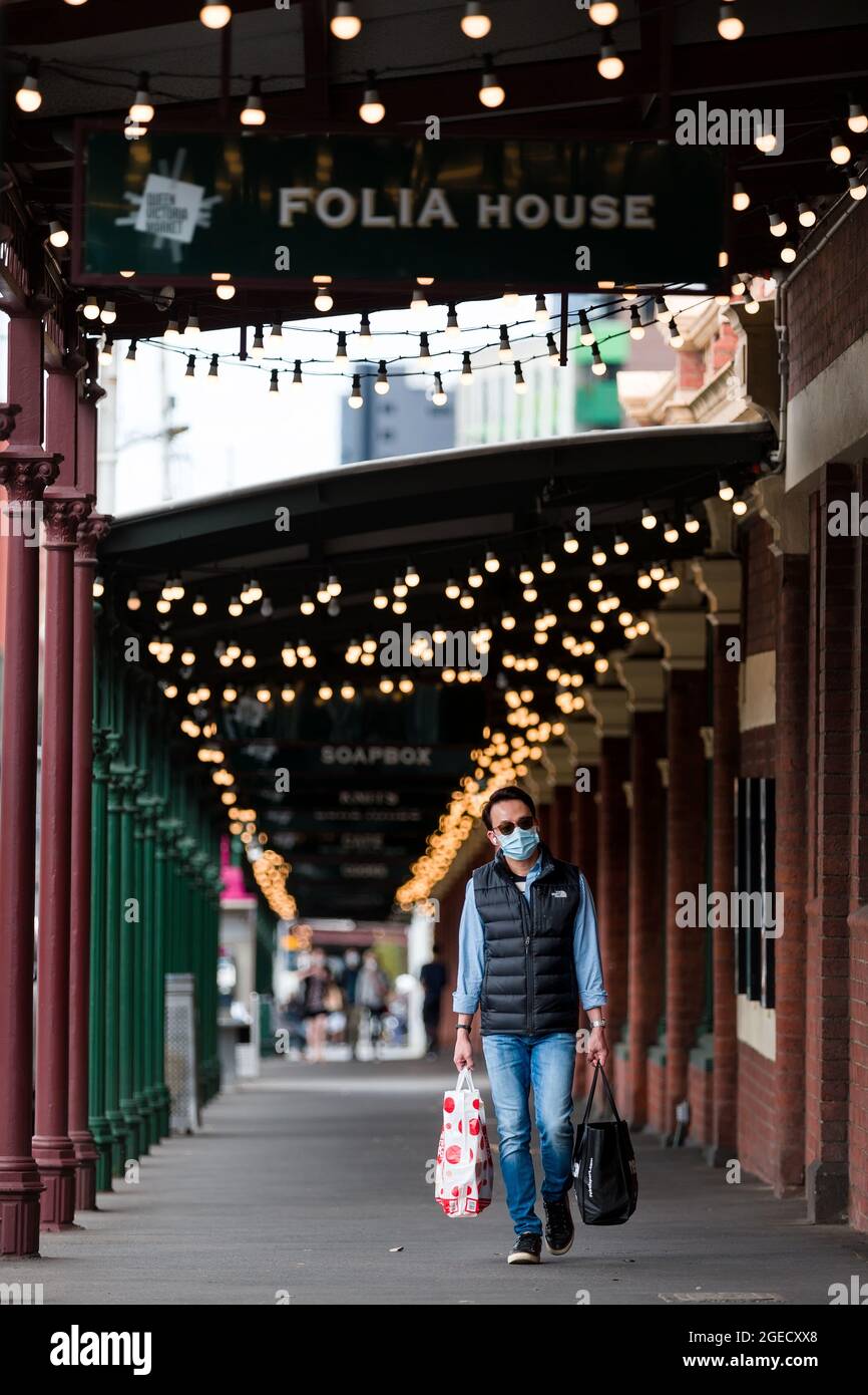 Melbourne, Australien, 10. Oktober 2020. Während der COVID-19 in Melbourne, Australien, wird ein Mann gesehen, der seine Lebensmittel im CBD trägt. Premier Daniel Andrews gab die Nachricht bekannt, dass Victoria die Beschränkungen nächste Woche nicht lockern wird. Viele Experten befürchteten, dass die Auslösepunkte zur Lockerung der Beschränkungen unmöglich niedrig gesetzt wurden, doch der Premier erklärte heute in seiner Pressekonferenz, dass das Virus alles ist, was zählt, und egal wie lange es dauert, Victorianer werden weiterhin gezwungen sein, harten Lockdown zu ertragen. Der Staat verzeichnete 14 neue Fälle und null Todesfälle über Nacht, was den gleitenden 9.5-Tage-Durchschnitt auf 14, Stockfoto