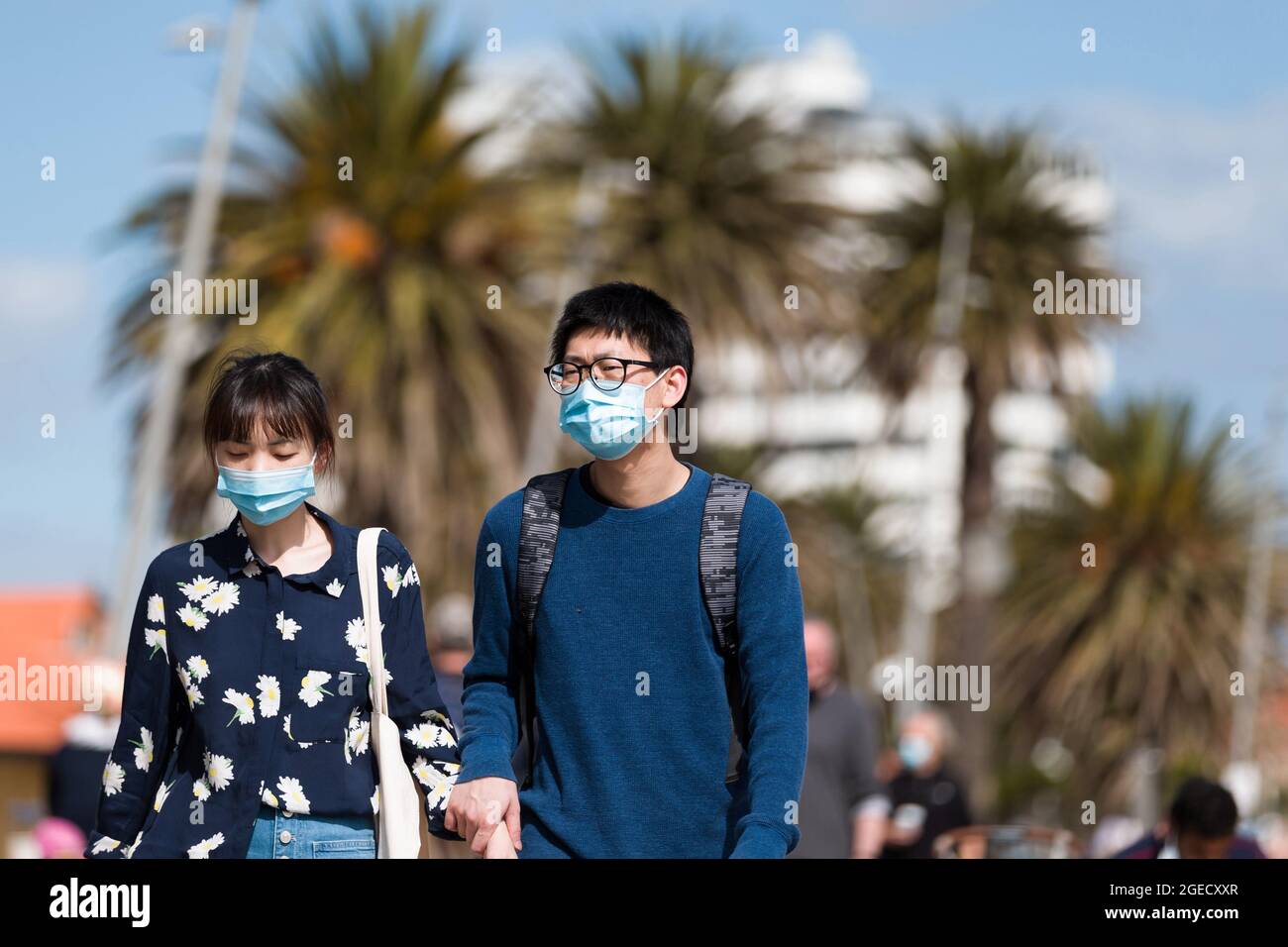 Melbourne, Australien, 10. Oktober 2020. Ein Paar, das Masken trägt, ist während der COVID-19 in St. Kilda, Australien, zu sehen. Premier Daniel Andrews gab die Nachricht bekannt, dass Victoria die Beschränkungen nächste Woche nicht lockern wird. Viele Experten befürchteten, dass die Auslösepunkte zur Lockerung der Beschränkungen unmöglich niedrig gesetzt wurden, doch der Premier erklärte heute in seiner Pressekonferenz, dass das Virus alles ist, was zählt, und egal wie lange es dauert, Victorianer werden weiterhin gezwungen sein, harten Lockdown zu ertragen. Der Staat verzeichnete 14 neue Fälle und null Todesfälle über Nacht, was den gleitenden 9.5-Tage-Durchschnitt auf 14 brachte, weit entfernt Stockfoto