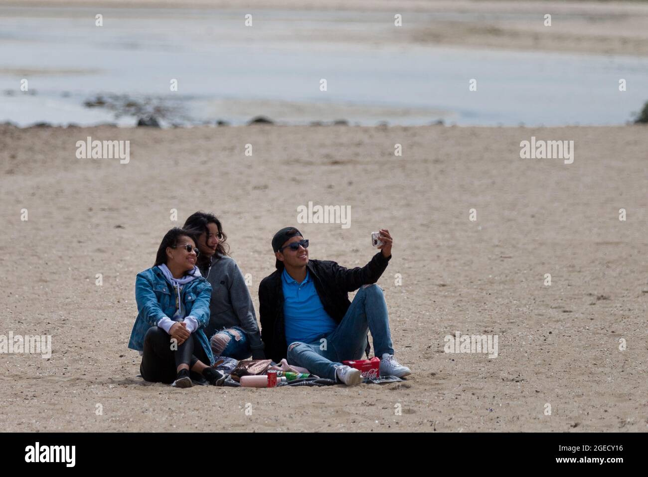 Melbourne, Australien, 18. Oktober 2020. Während der COVID-19 in St. Kilda, Australien, wird eine kleine Gruppe von Freunden ohne Gesichtsmasken beobachtet, wie sie die sozialen Distanzierungsregeln am Strand ignoriert. Premier Daniel Andrews steht unter dem wachsenden Druck, Beschränkungen im Einklang mit NSW zu lockern, trotzdem hob der Premier in seiner mit Spannung erwarteten Pressekonferenz am Sonntag die längste und strengste Sperre der Welt nur leicht ab. Das Geschäft sah keine Erleichterung, da es nur einen Hinweis auf eine Lockerung in zwei Wochen gab. Kredit: Dave Hewison/Speed Media/Alamy Live Nachrichten Stockfoto