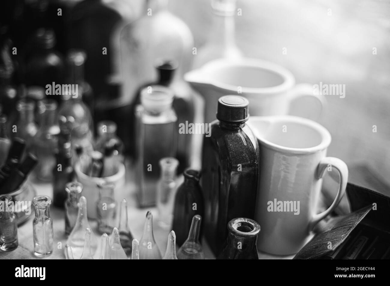 Viele Alte Deutsch Vintage Medical Glas Kapazität. Detail Der Retro Chemical Pharmaceutical Science Erforscht. Kleine Flaschen Verschiedene Größen Von Zeiten Stockfoto