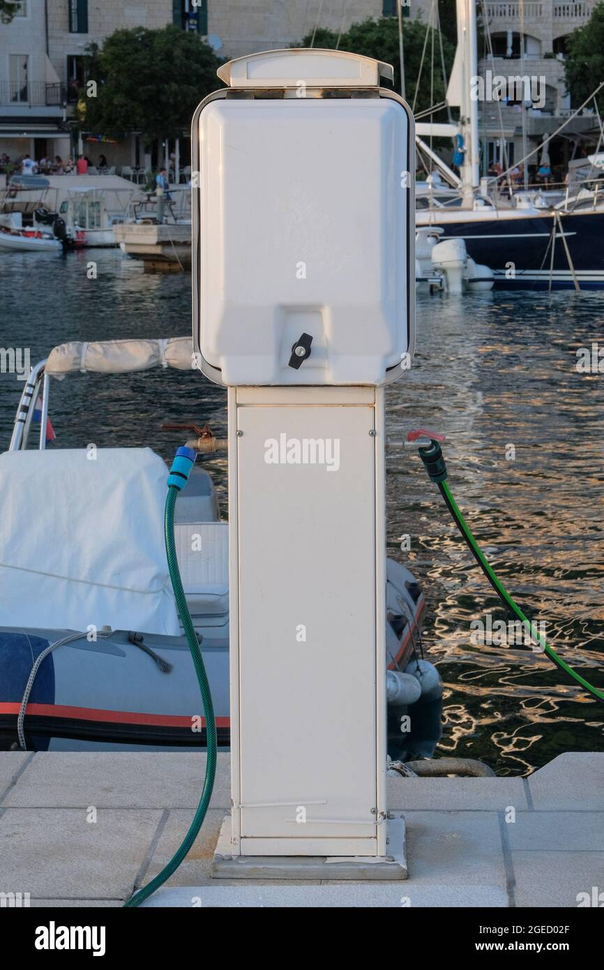 Yachten mit Wasser betanken auf Booten legen an der Küste an. Konzept der Entwicklung von bequemen Boot. Stockfoto