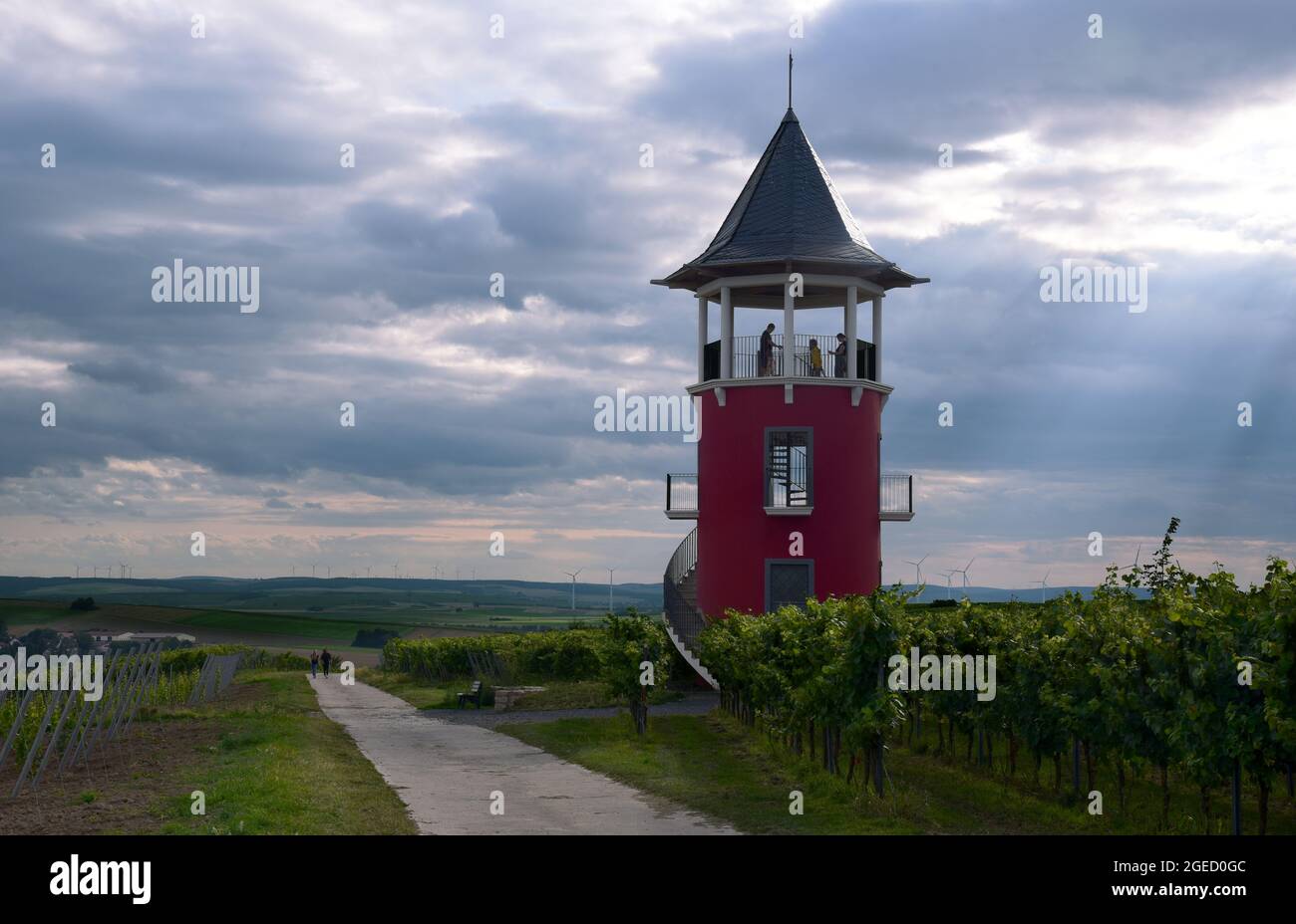 Der Burgunder Aussichtsturm in der Weinbauregion Rheinland-Pfalz, Deutschland. Stockfoto