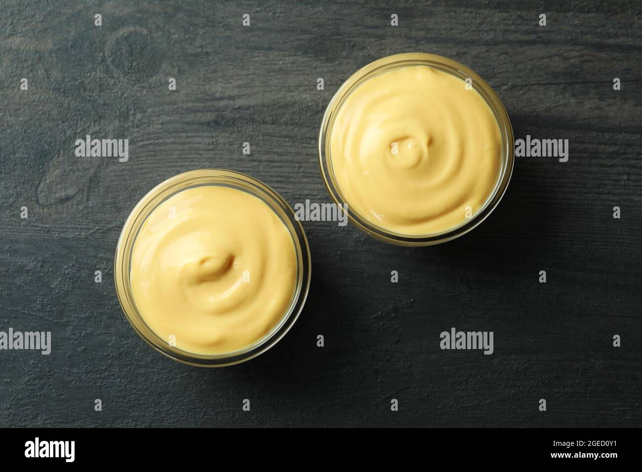 Schüsseln mit Käsesauce auf dunklem Hintergrund Stockfoto