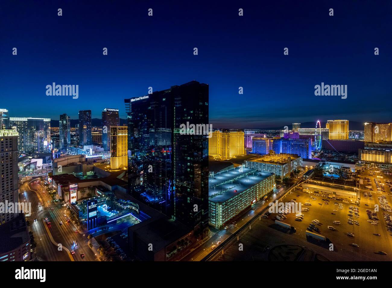 Erhöhten Blick auf den Strip, Las Vegas, Nevada, USA. Hilton Grand Vacations Hotel und Casino in der Mitte. Nacht der Fotografie. Stockfoto