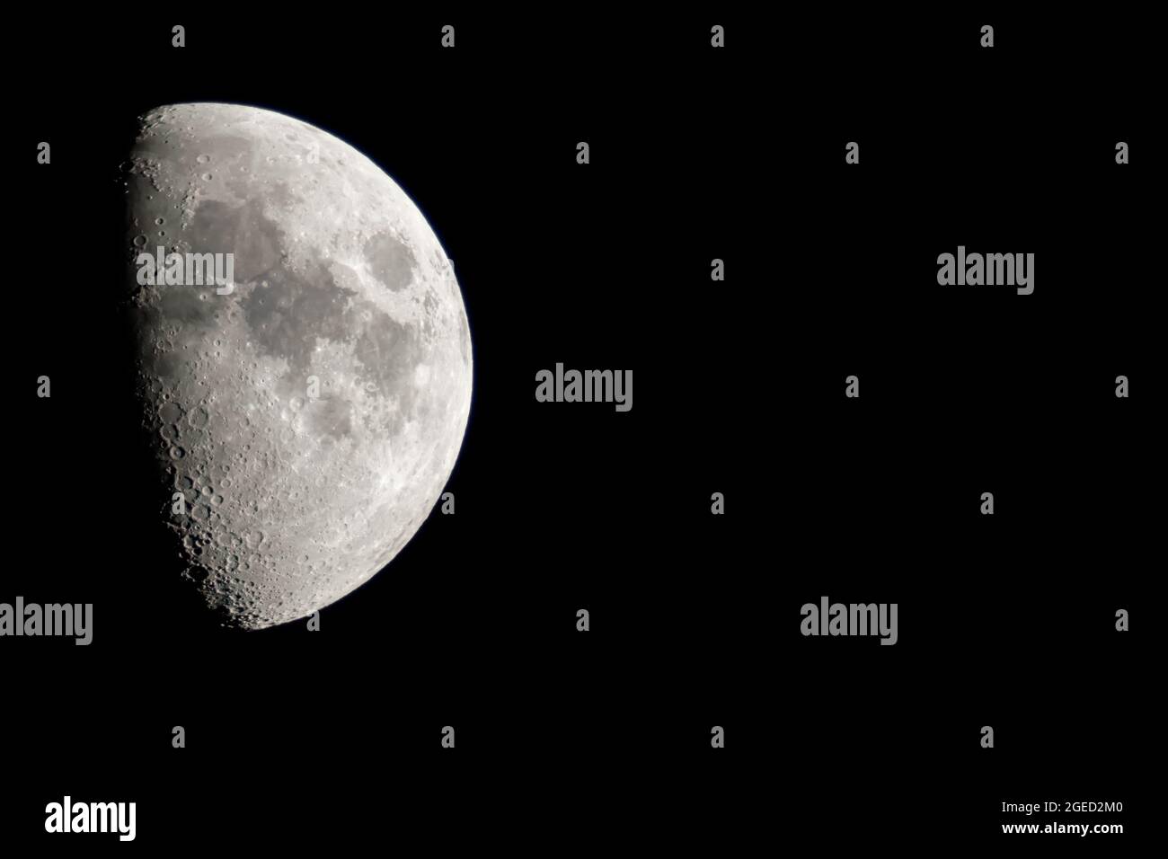 Viertelmond – 1 Woche nach dem Neumond wird sich der Mond um die Welt drehen, etwa 1 von 4 seiner Umlaufbahn. Wir werden die Hälfte der sonnenexponierten Seite sehen Stockfoto