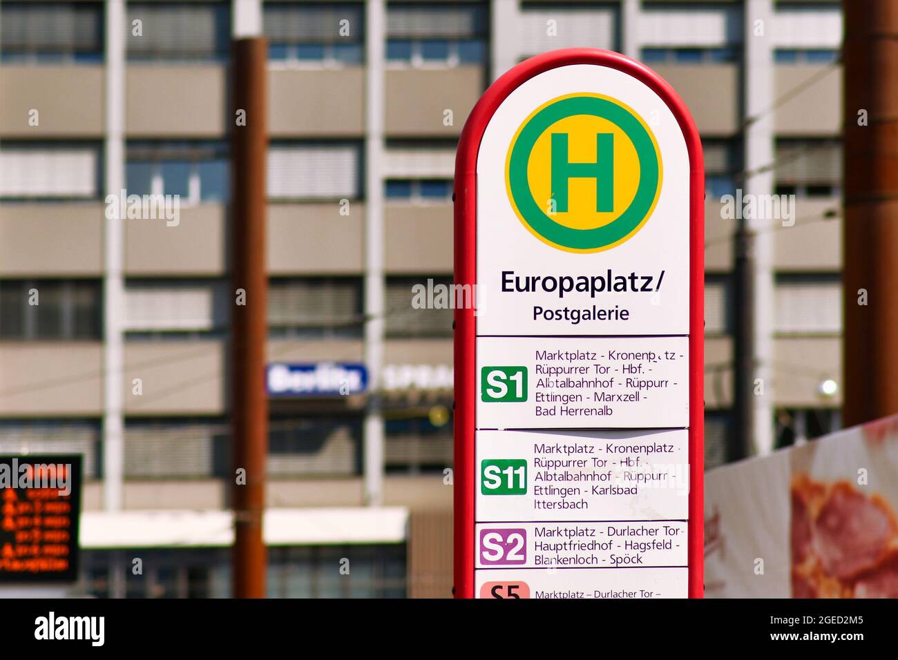 Karlsruhe, Deutschland - August 2021: Straßenbahnhaltestelle 'Europaplatz' im Stadtzentrum Stockfoto